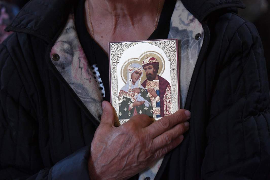 Прихожанка в храме Христа Спасителя, где находятся мощи святых Петра и Февронии