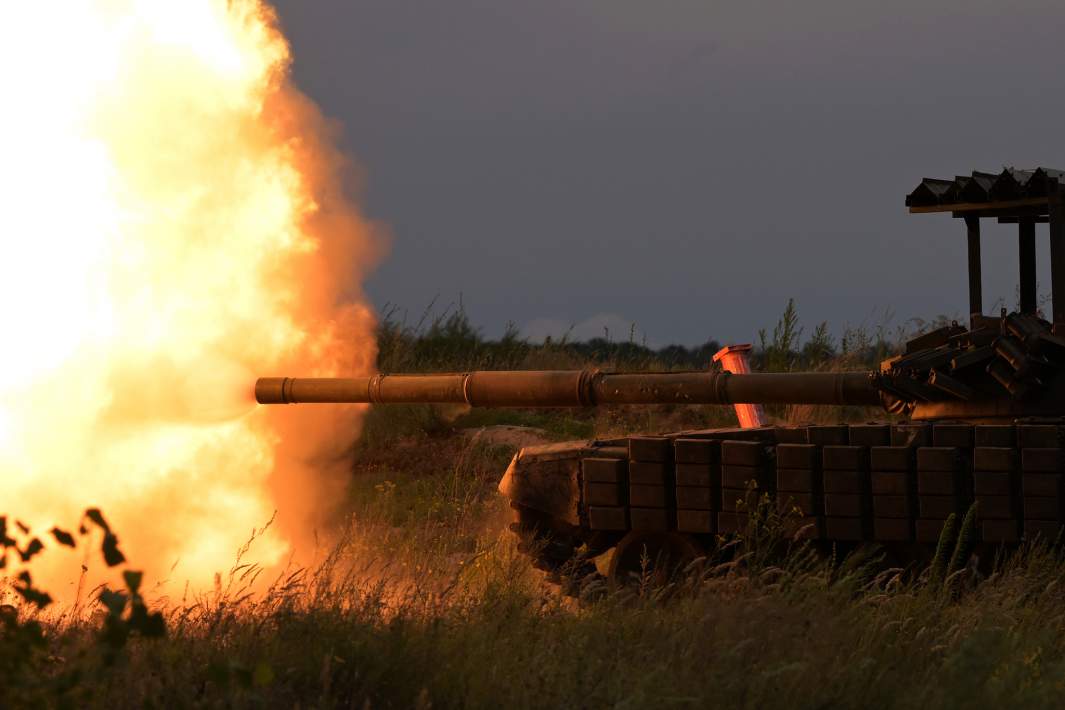 Танк Т-72 ведет огонь