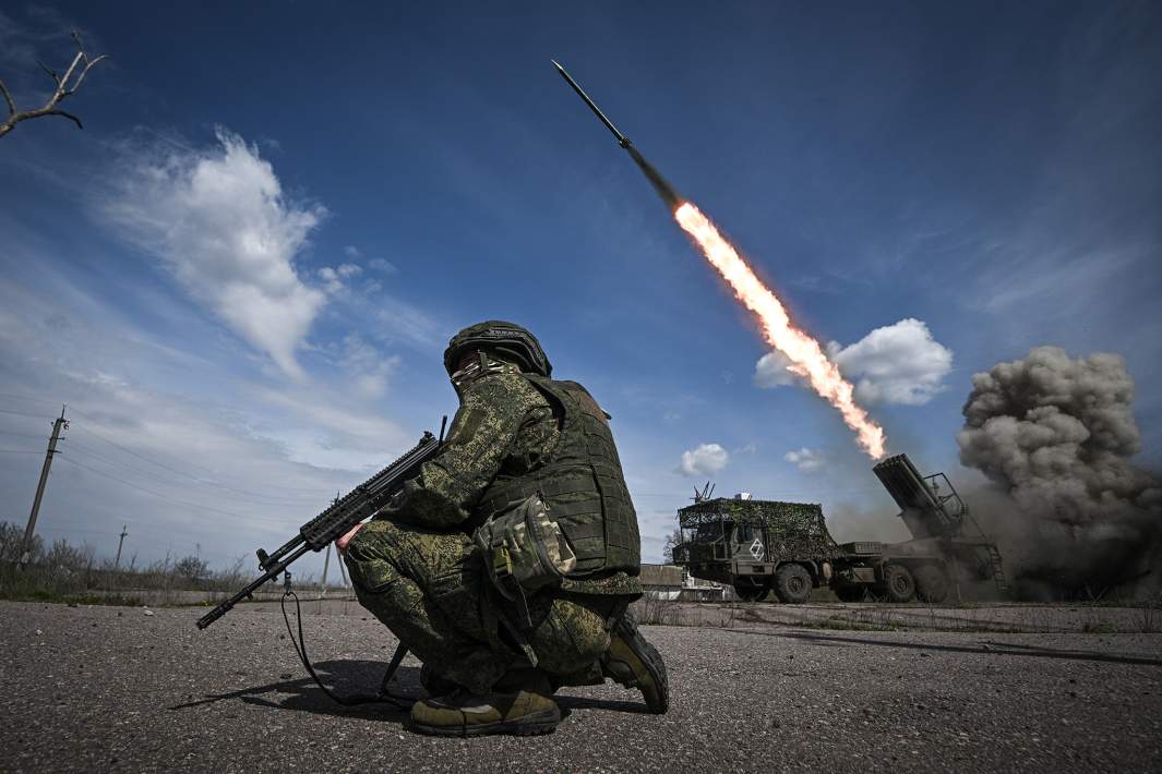 военный и системы залпового огня "Ураган"
