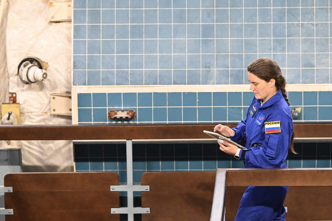 Член основного экипажа МКС-75 космонавт Роскосмоса Анна Кикина перед началом экзаменационных комплексных тренировок в Центре подготовки космонавтов в Звездном городке