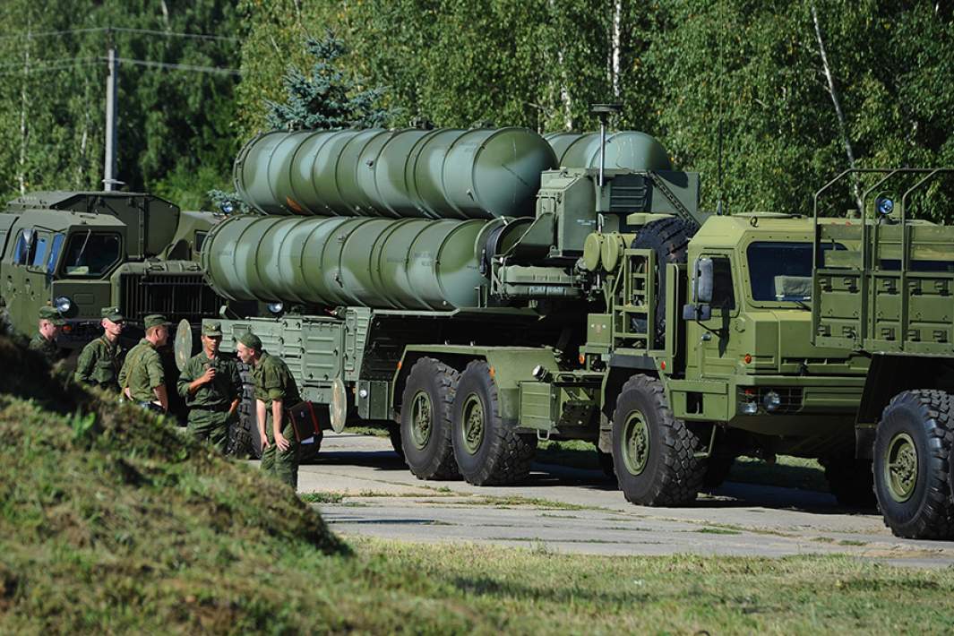 Российские солдаты на фоне системы С-500