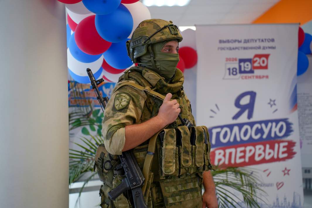 Голосование на избирательном участке в Донецке