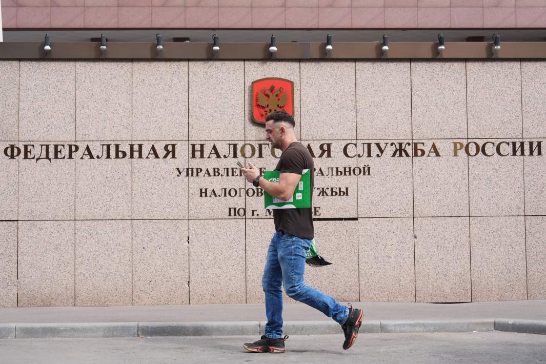 Мужчина на фоне здания ФНС 