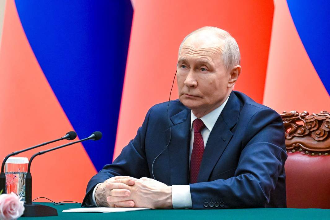 Президент РФ Владимир Путин в Доме народных собраний в Пекине во время церемонии подписания документов о сотрудничестве между Россией и Китаем, 20 мая