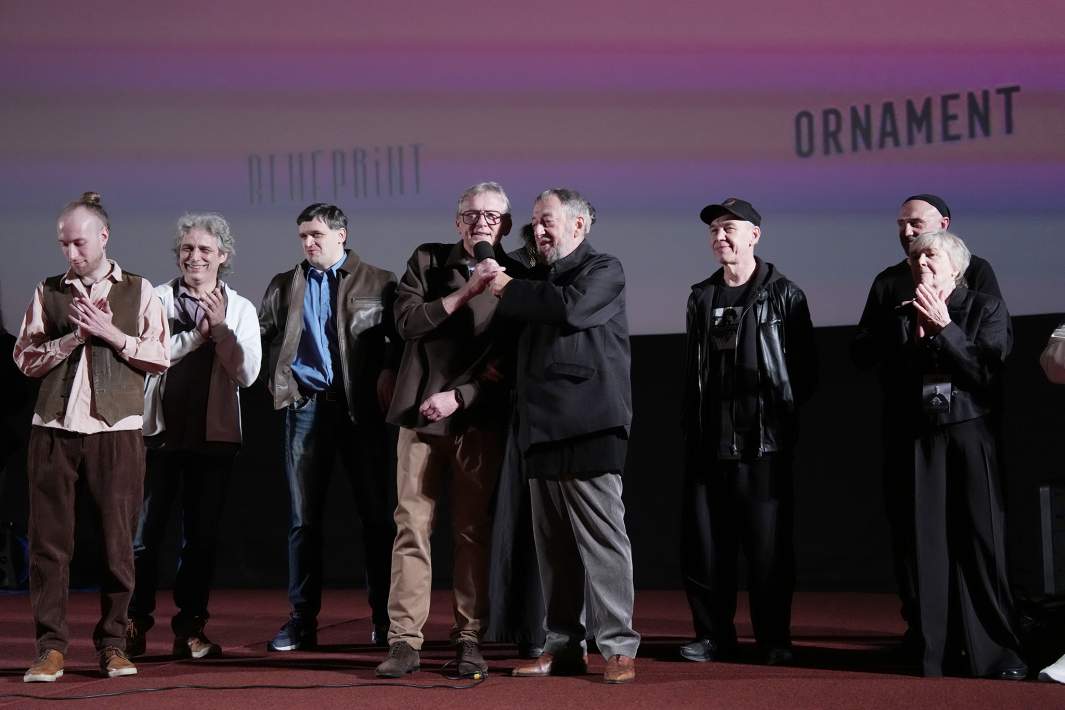Съемочная группа на премьере фильма режиссера Павла Лунгина «Четыре жизни Петра Мамонова»