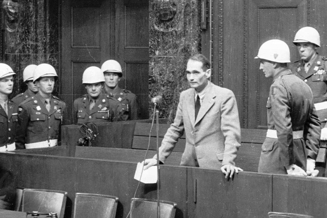 Подсудимый Гесс зачитывает трибуналу свое заявление о том, что он больше не будет симулировать невменяемость, как он делал это ранее