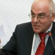 В отличие от товарных рынков, здесь господствуют вполне социалистические отношения