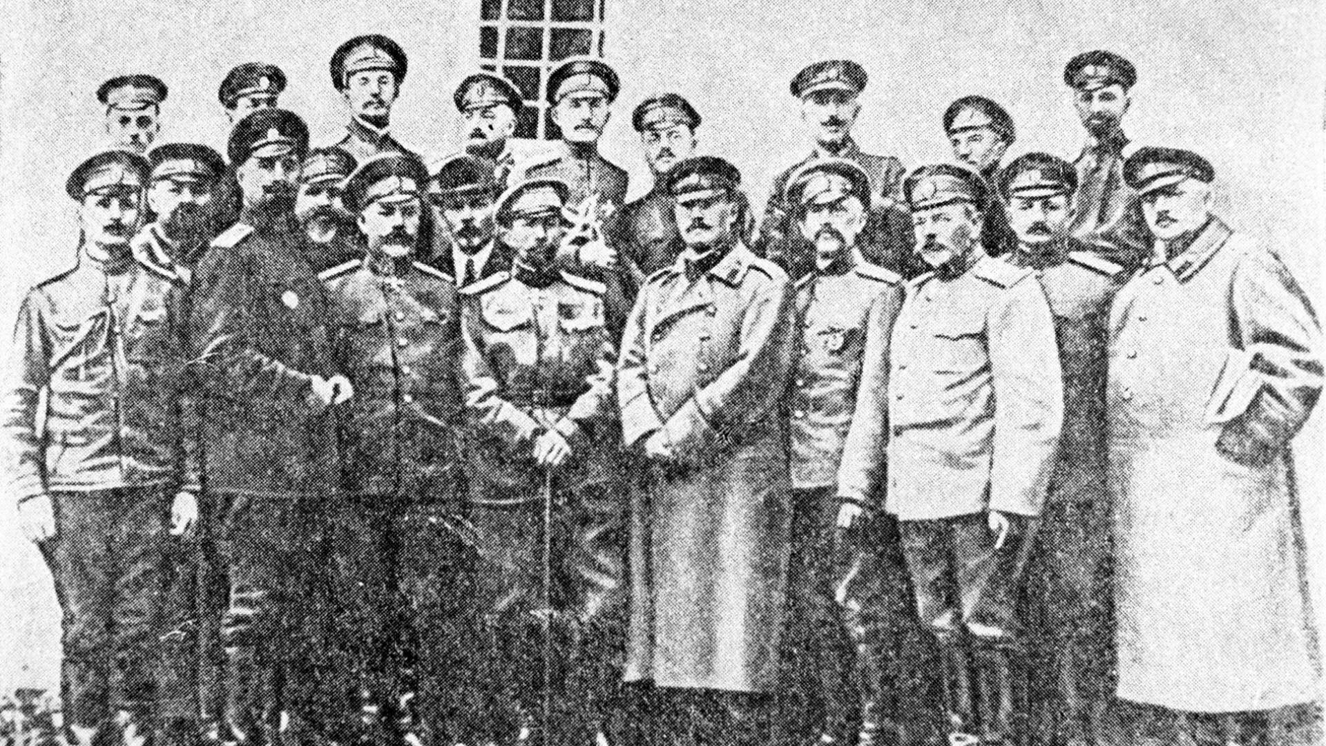 Восстание керенского. Л Г Корнилов в 1917. Генерал Корнилов 1917. Мятеж Лавра Корнилова. Корнилов Гражданская война фронт.