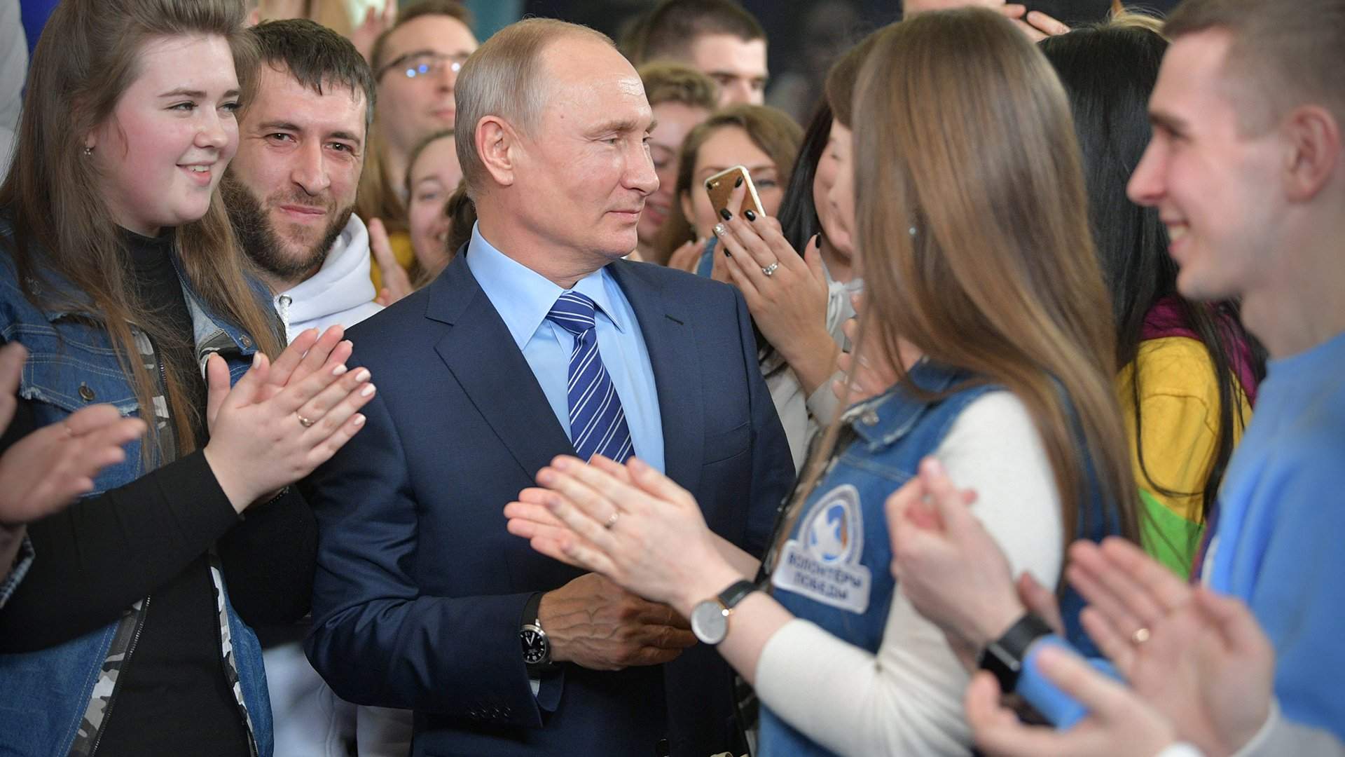 Путин среди народа
