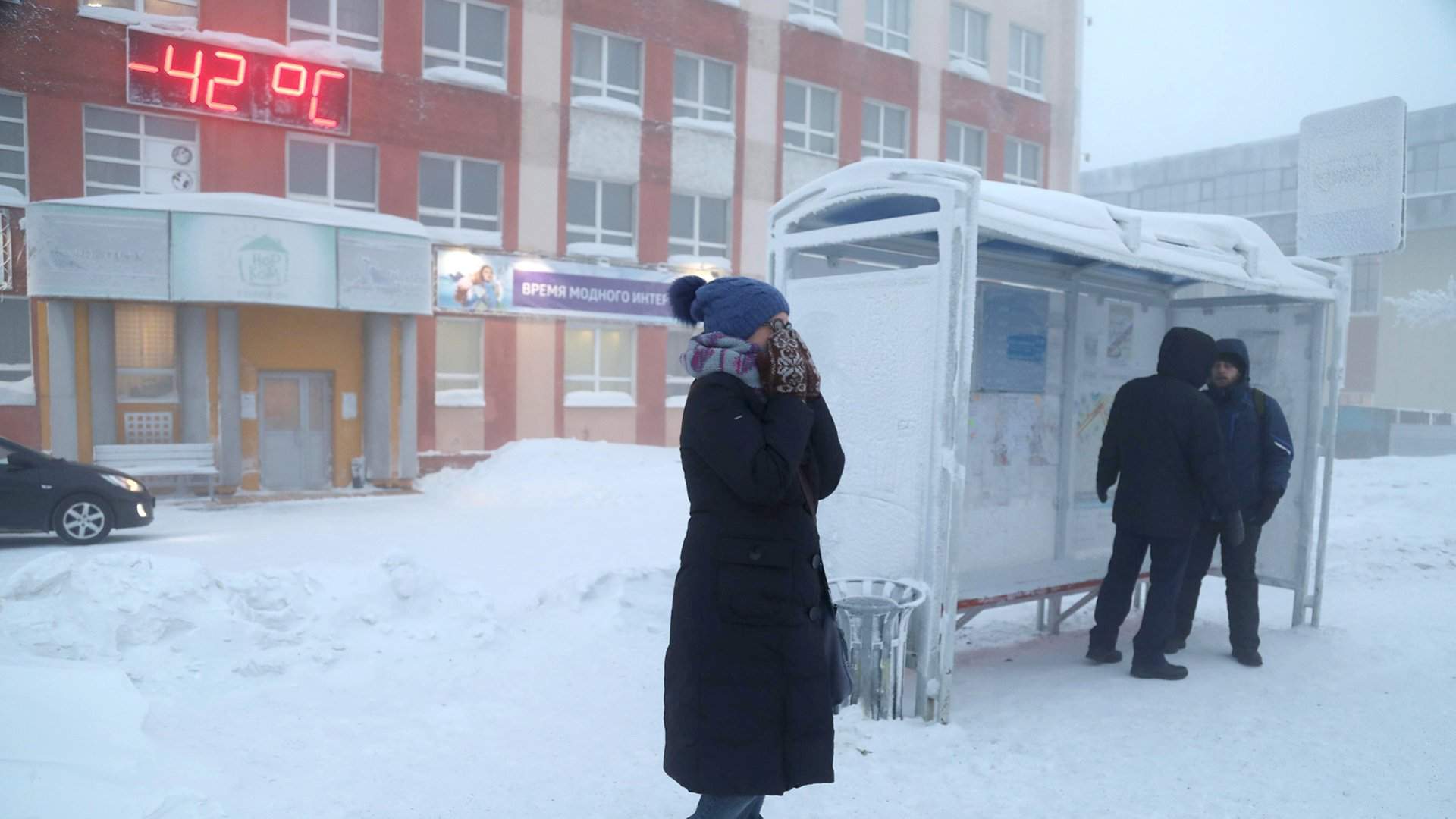 Стой стоять холодно. Люди на остановке зимой. Мороз остановка. Люди мерзнут на остановке. Холод остановка.