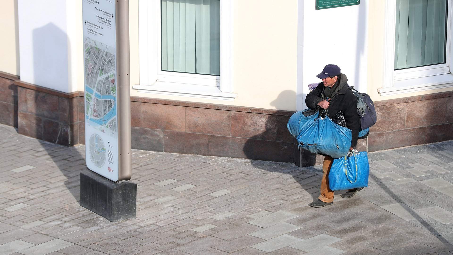 Остаемся бомжевать: почему жизнь бездомных звезд интернета не меняется |  Статьи | Известия