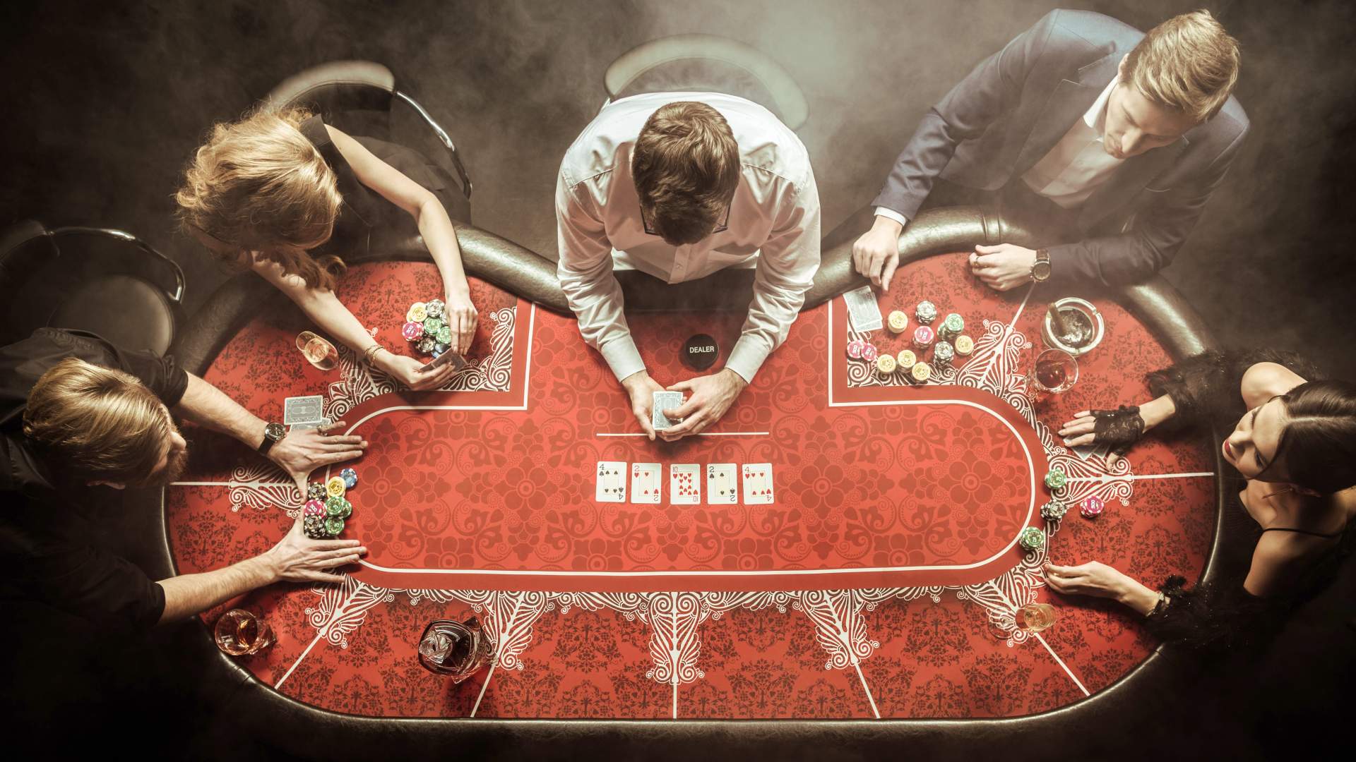 Покерный стол с людьми