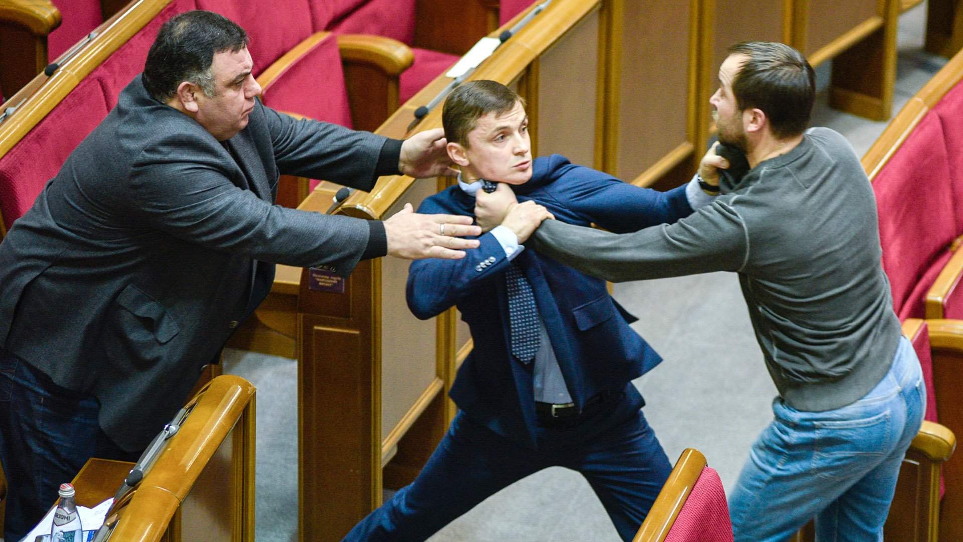 Украинские депутаты подрались, выясняя, кто из них гей. ВИДЕО