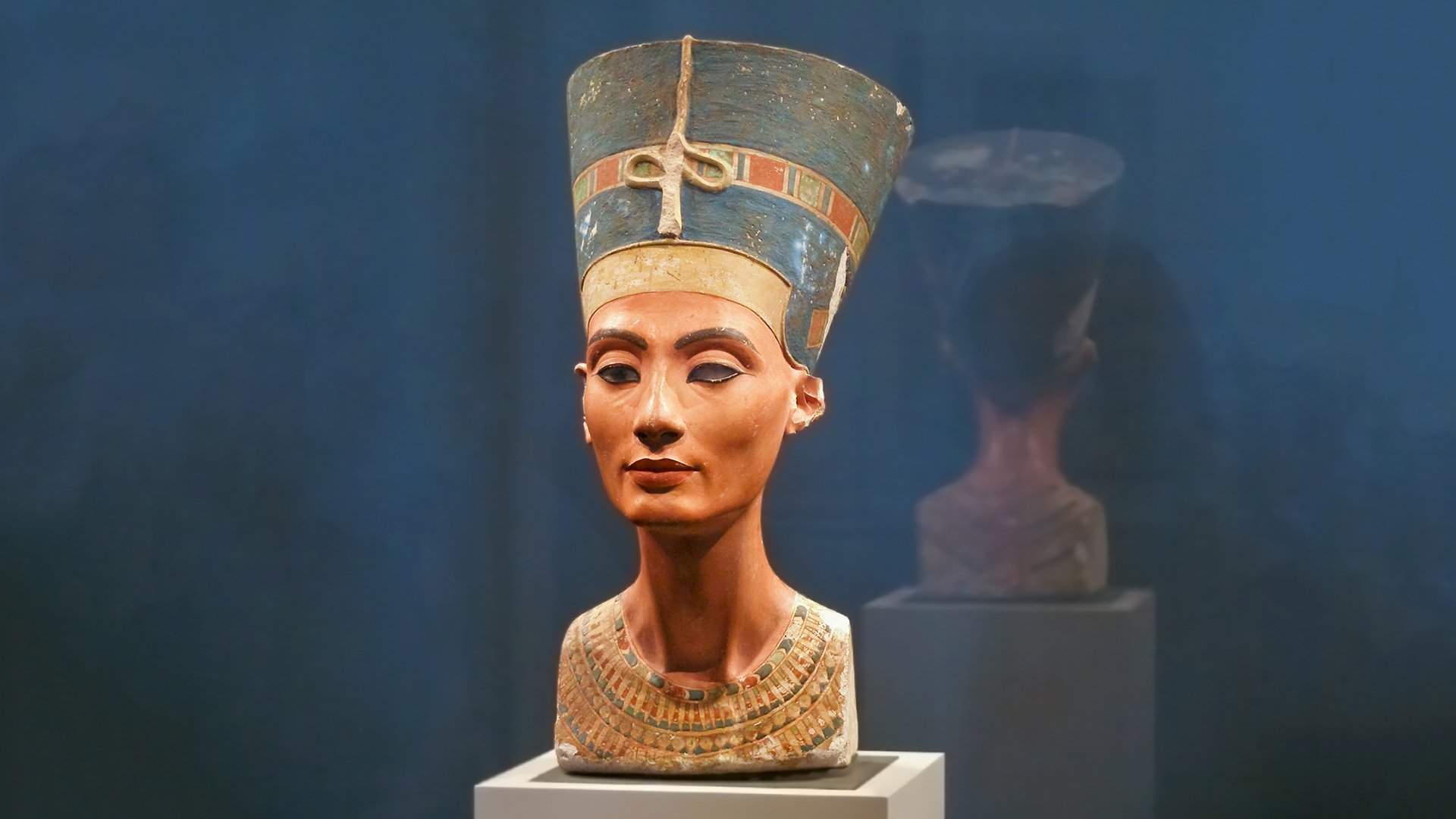 Докопались до красоты: подлинная история бюста Нефертити.