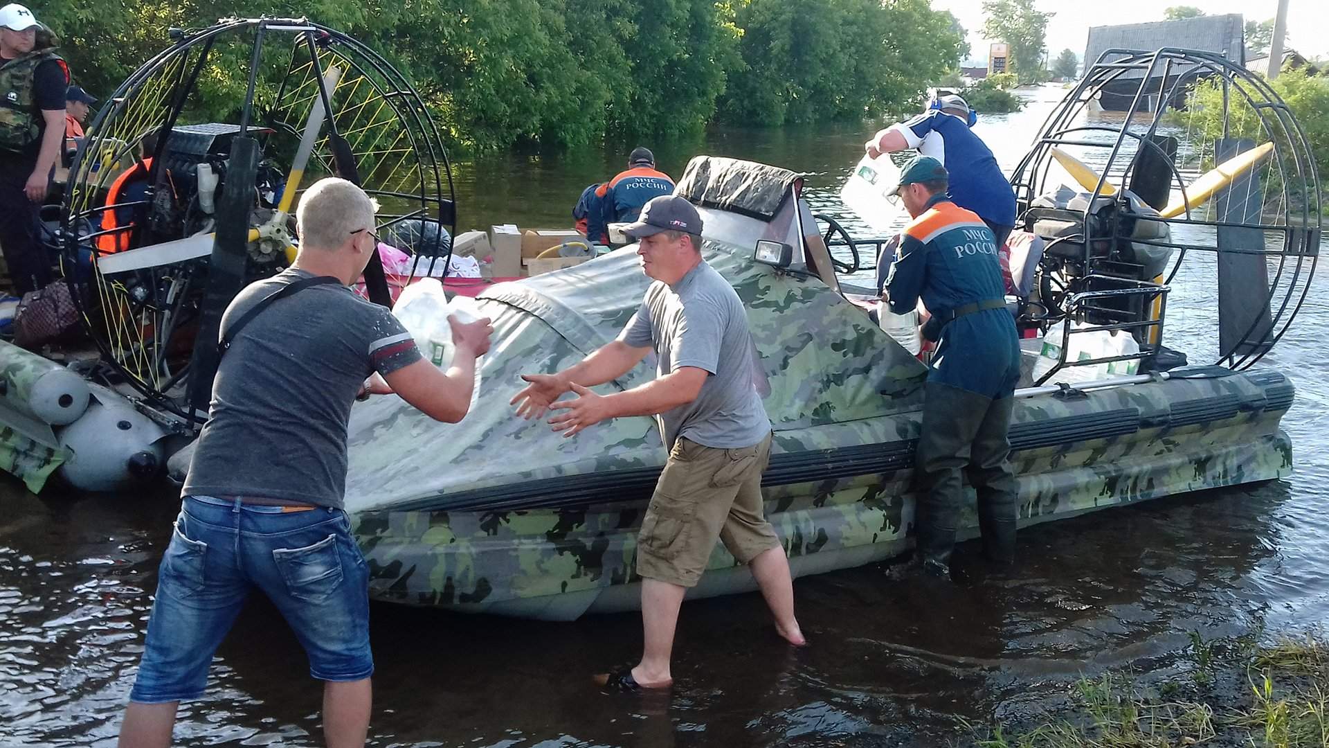 На воде как на войне: к спасательной операции в Иркутске подключили армию |  Статьи | Известия