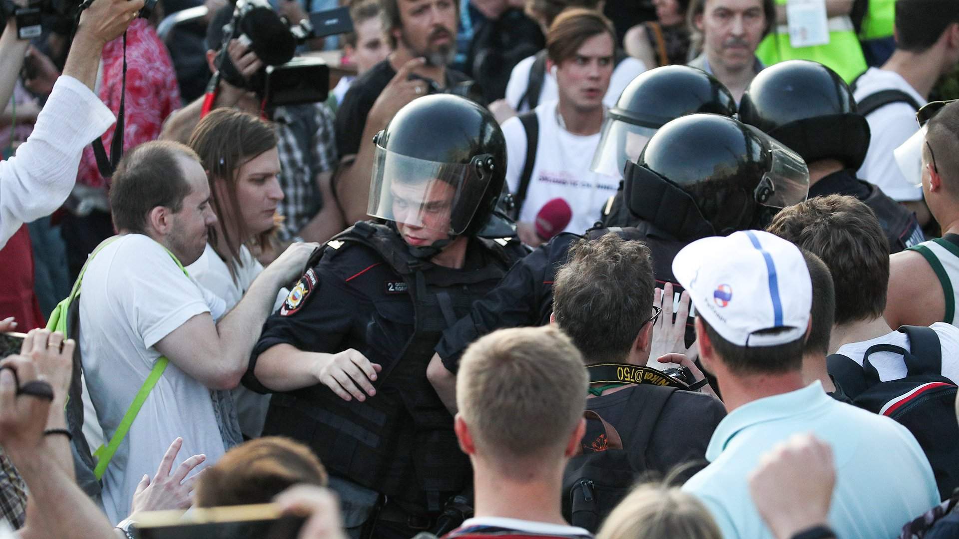 Собравшиеся на акцию протеста у здания цик требуют встречи с памфиловой