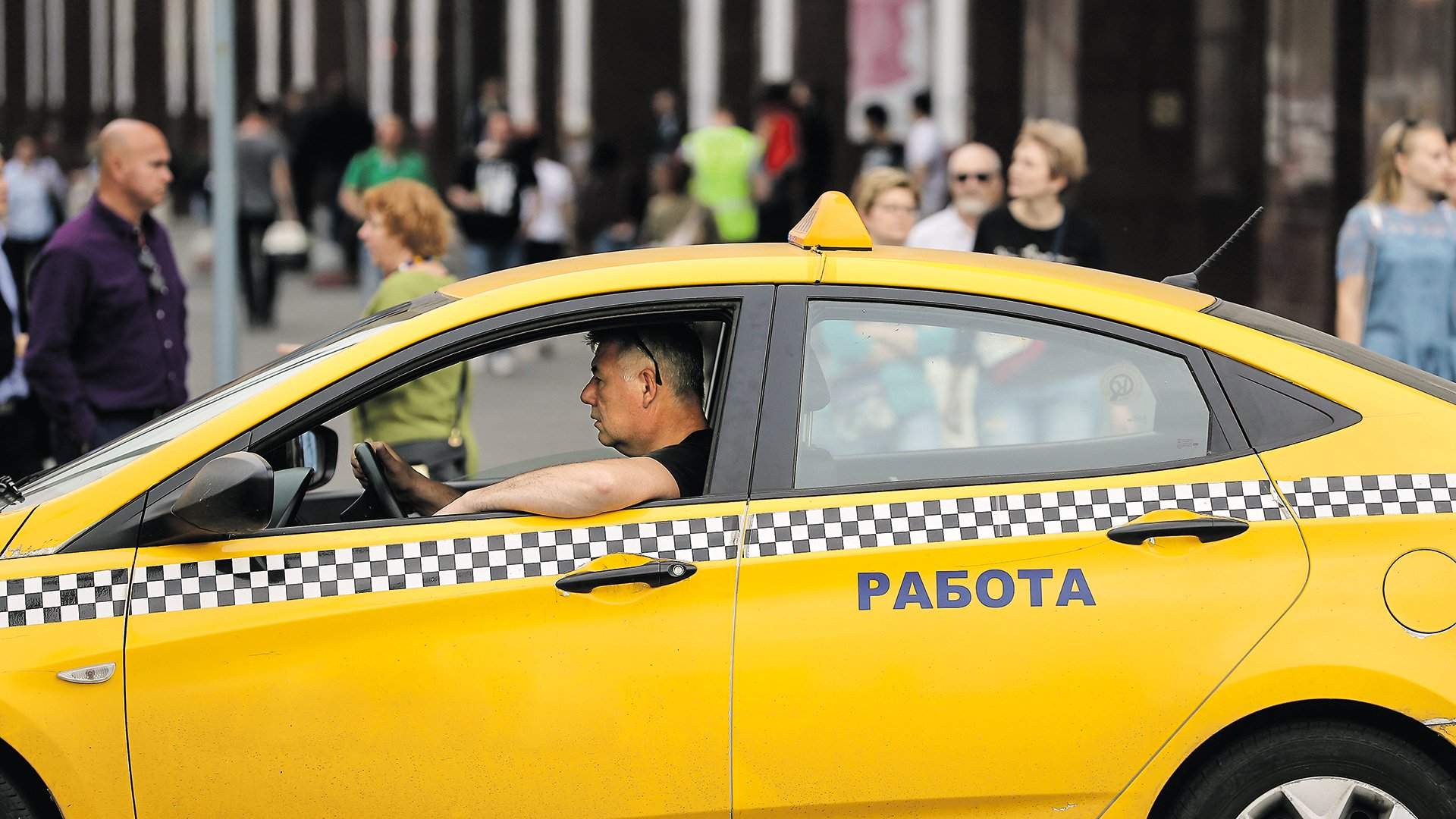 Водитель такси россия. Водитель такси. Таксист. Таксист фото. Шофер такси.