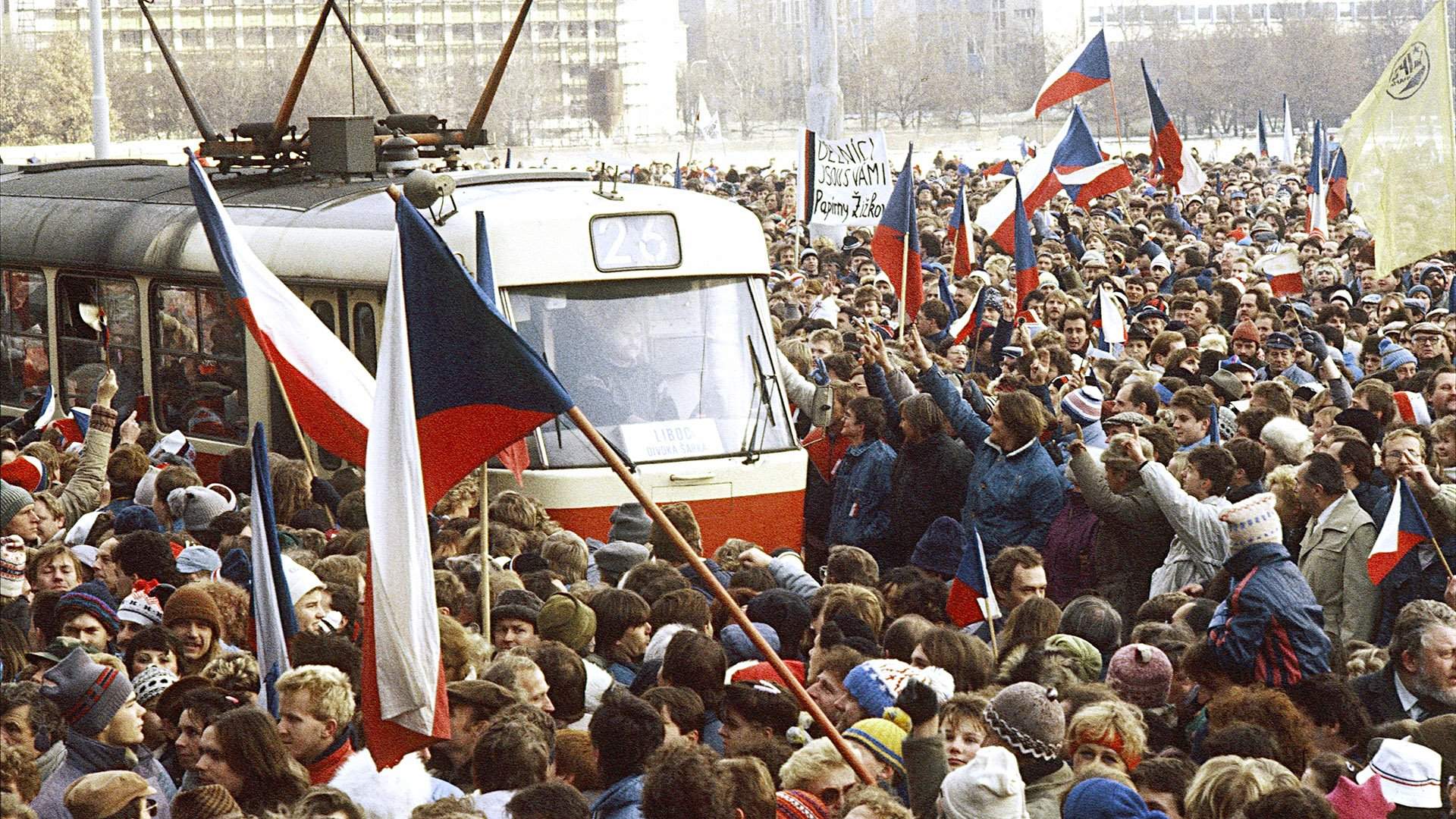 Революции в центральной и восточной европы. Революция в Чехословакии 1989. Бархатные революции 1989. Прага 1989г. Бархатная революция. Бархатная революция в Чехословакии.