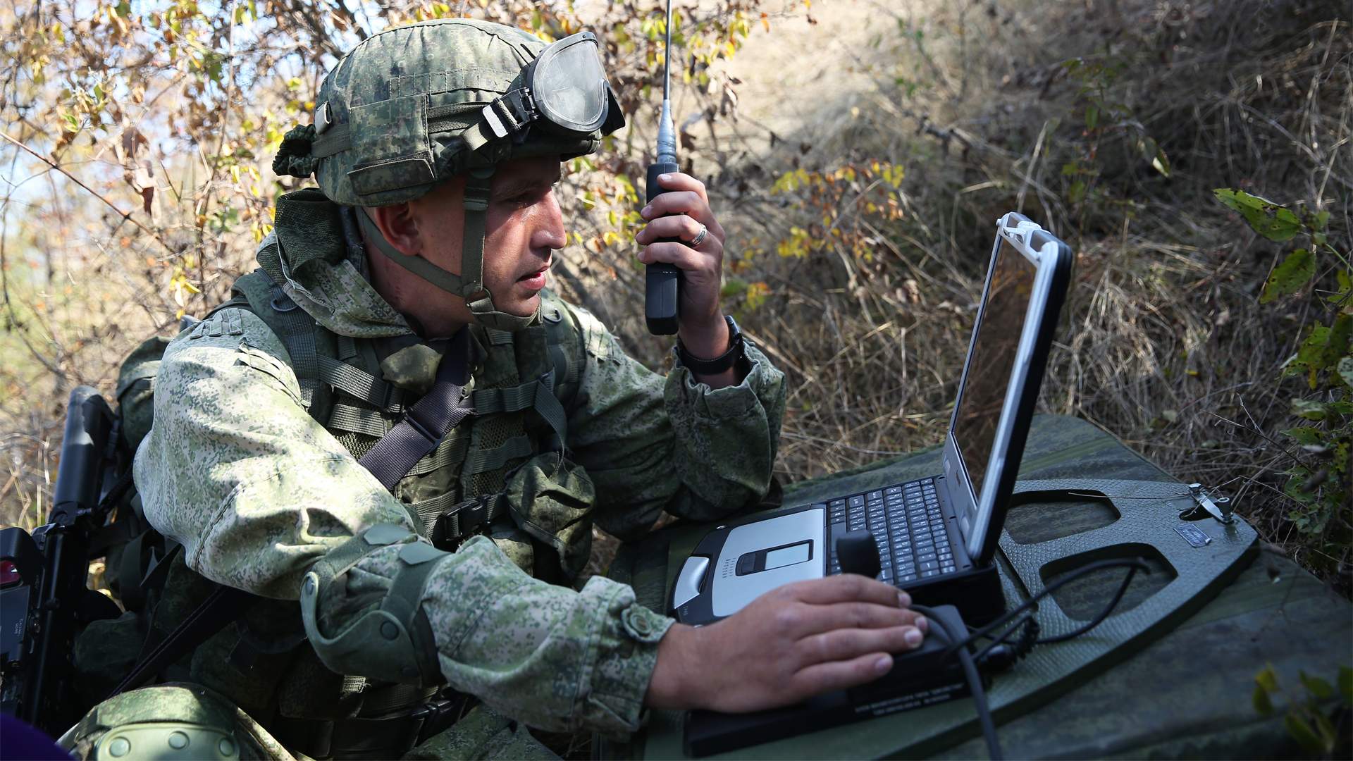 Лучшие военная связь. Солдат Связист. Военная рация. Современный Связист. Связист армии РФ.