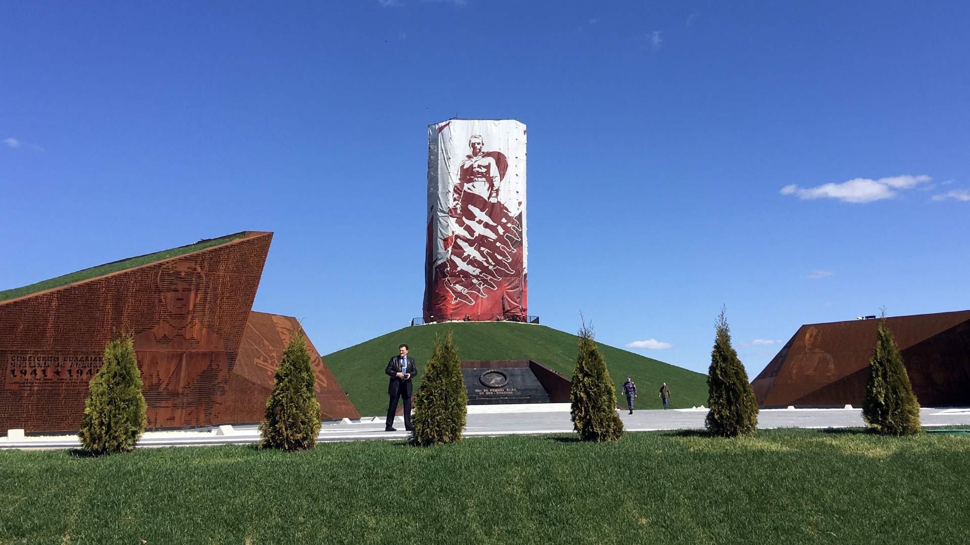 Ржевский мемориал сколько журавлей. Монумент подо Ржевом. Ржев мемориальный комплекс. Мемориал Журавли Ржев. Солдат Ржев.