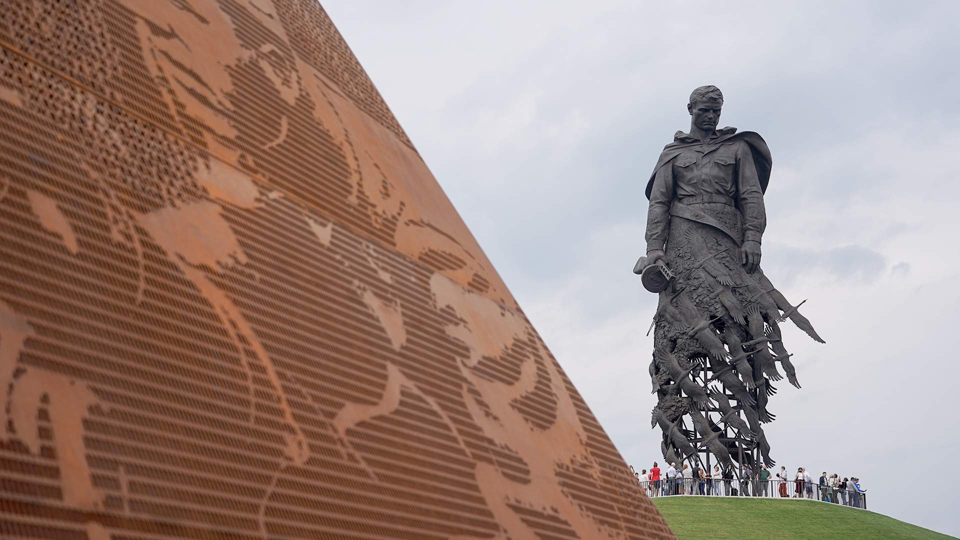 Памятник павшему солдату. Мемориал подо Ржевом. Ржев мемориал советскому солдату. Мемориал неизвестному солдату Ржев. Мемориальный комплекс советскому солдату подо Ржевом.