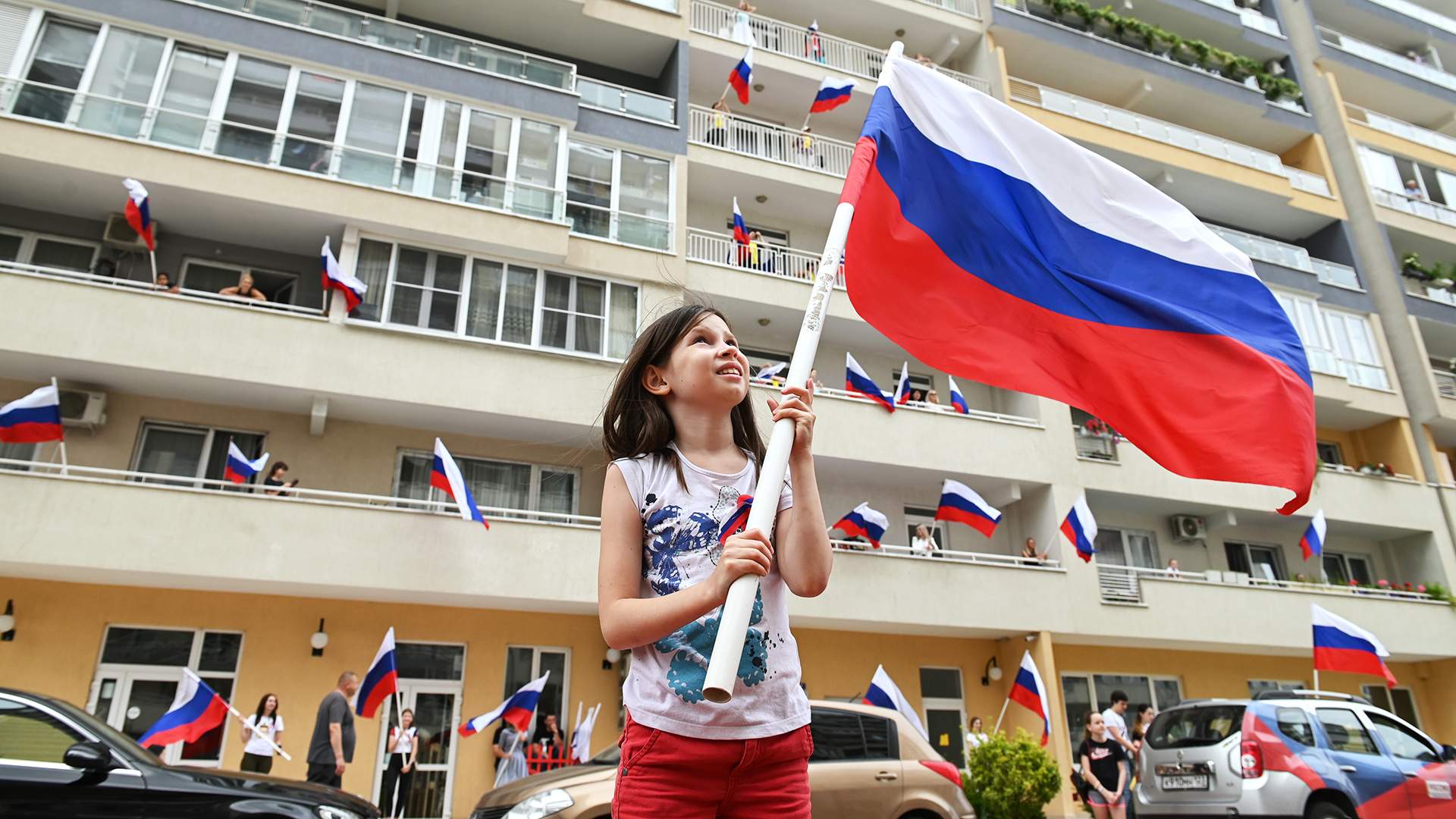 День россии 2020 года. Девушка с флагом. Русский флаг. Люди с российским флагом. Девушка с российским флагом.