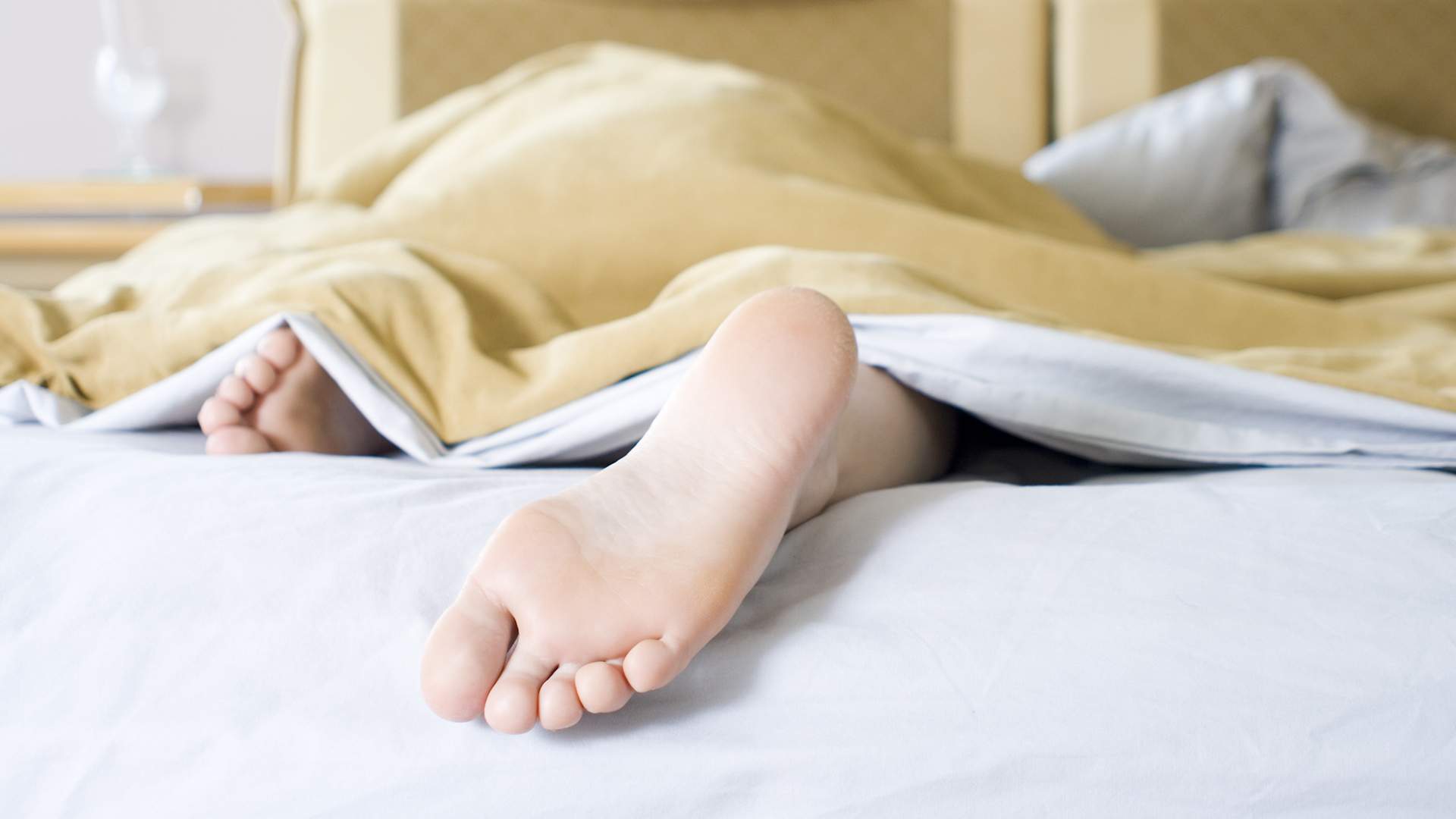 Почему засыпает нога. Ноги из под одеяла. Сон без одеяла. Мужские ноги под одеялом.