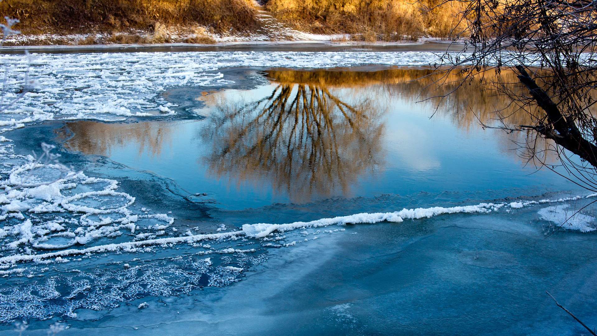 Река подо льдом