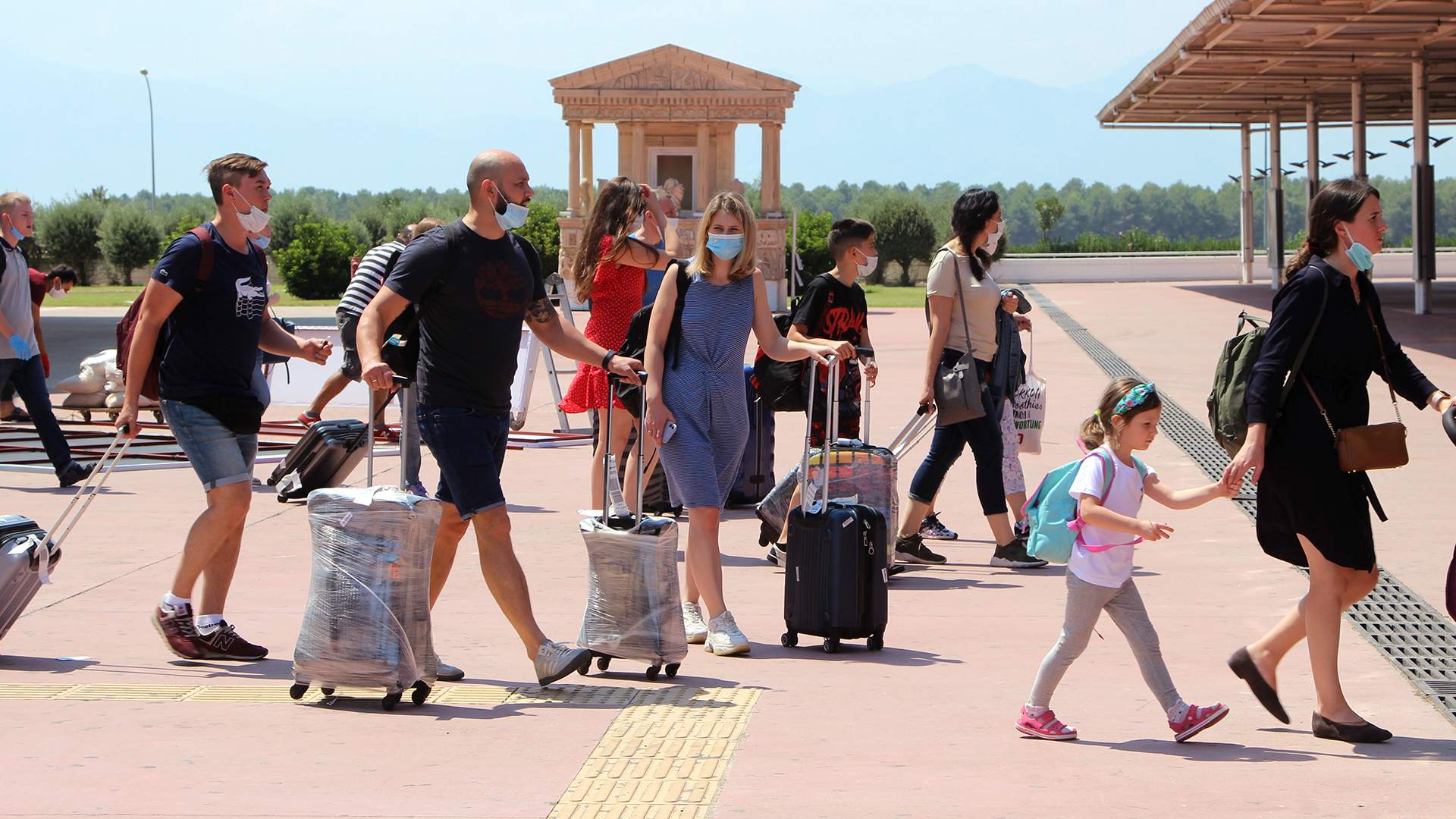 12 июня отпуск. Туристы в Турции. Русские туристы в Турции. Туристы на экскурсии. Летний туризм.