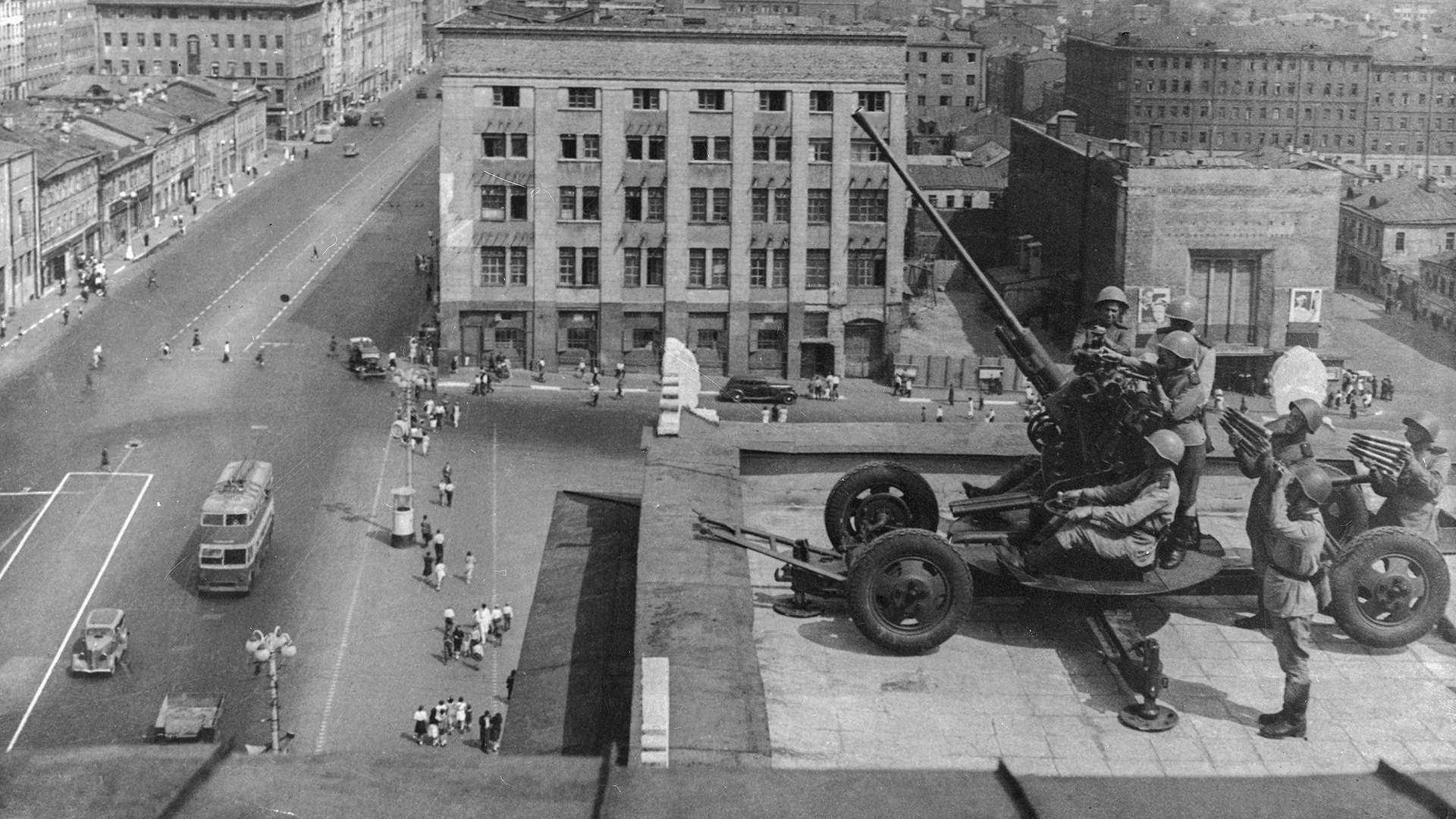 Москву бомбят. МПВО 1941. Блокада Ленинграда зенитки. ПВО Москвы 1941. Зенитки в Москве 1941.