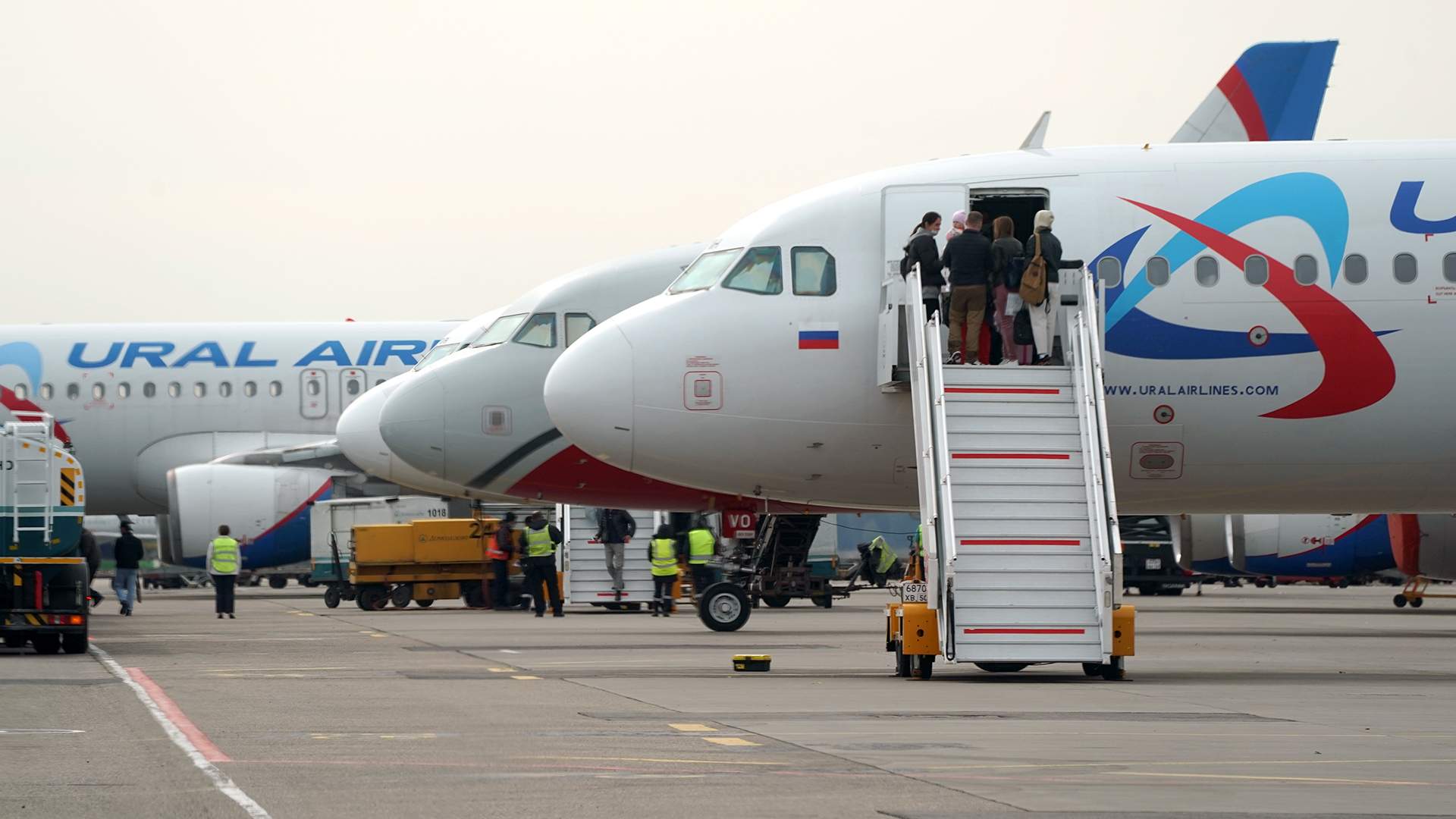 Вторым рейсом. Самара Сочи Уральские авиалинии. Аэропорт Внуково рейс 5031 АК Азур Эйр. Боинг 747 400 ливрея Боинг. Азур Эйр самолет на Мальдивы Внуково.