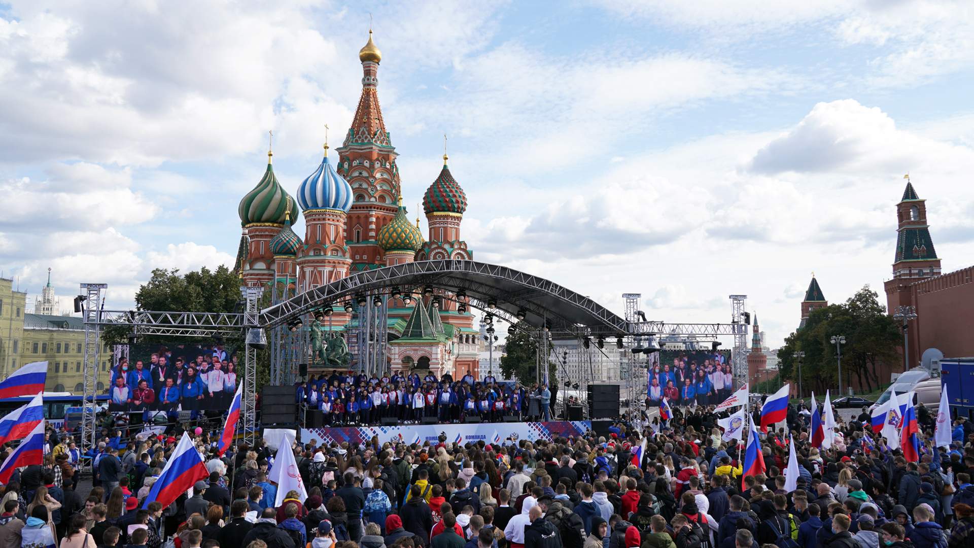 На красной площади проходит. Встреча на красной площади. Встреча параолимпийцев на красной площади. Паралимпийская сборная России на красной площади. Красная площадь лето 2022.