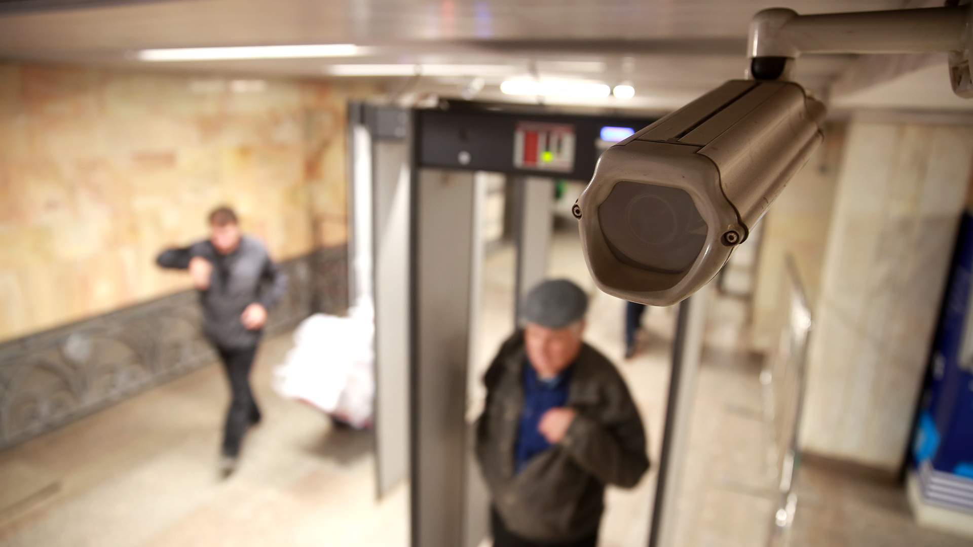 Удали умную камеру. Система распознавания лиц в видеонаблюдении в Москве. Камеры видеонаблюдения с системой распознавания лиц. Камеры видеонаблюдения в метро. Система видеонаблюдения метрополитена.