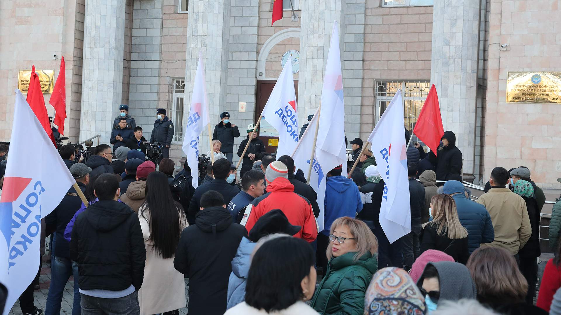 Протесты в бишкеке. Кыргызстан протесты. Протесты в Киргизии 2020. Митинг Бишкек. Объединенная оппозиция фото.