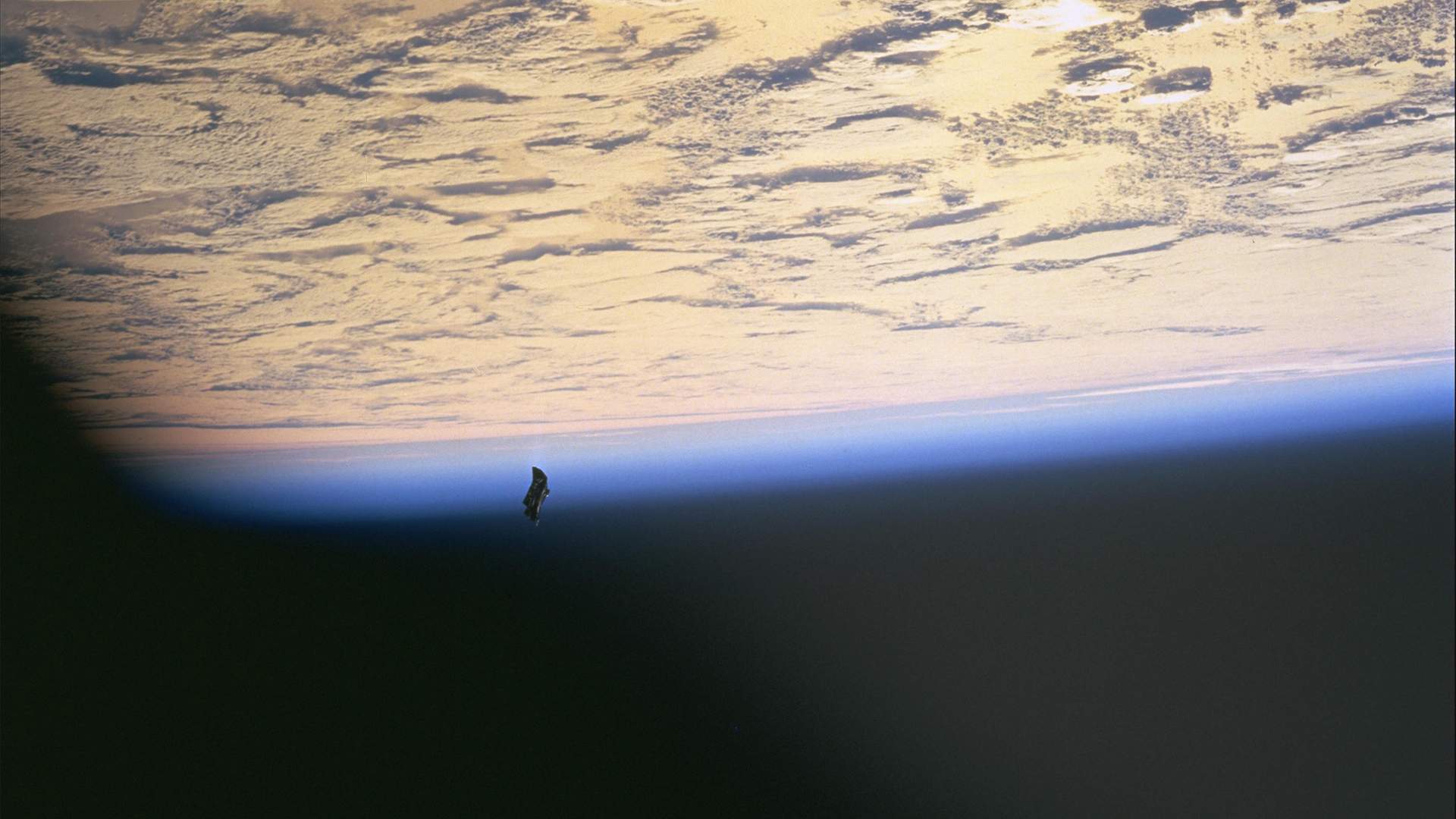 Как космические корабли бороздят просторы космоса. Black Knight Satellite. Как космические корабли бороздят просторы космоса фото. Как космические корабли бороздят просторы космоса-Black Knight Satellite. картинка Как космические корабли бороздят просторы космоса. картинка Black Knight Satellite