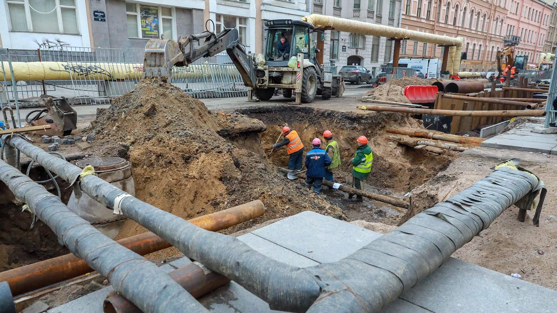 Разные рабочие: строители и водители стали самыми дефицитными профессиями |  Статьи | Известия