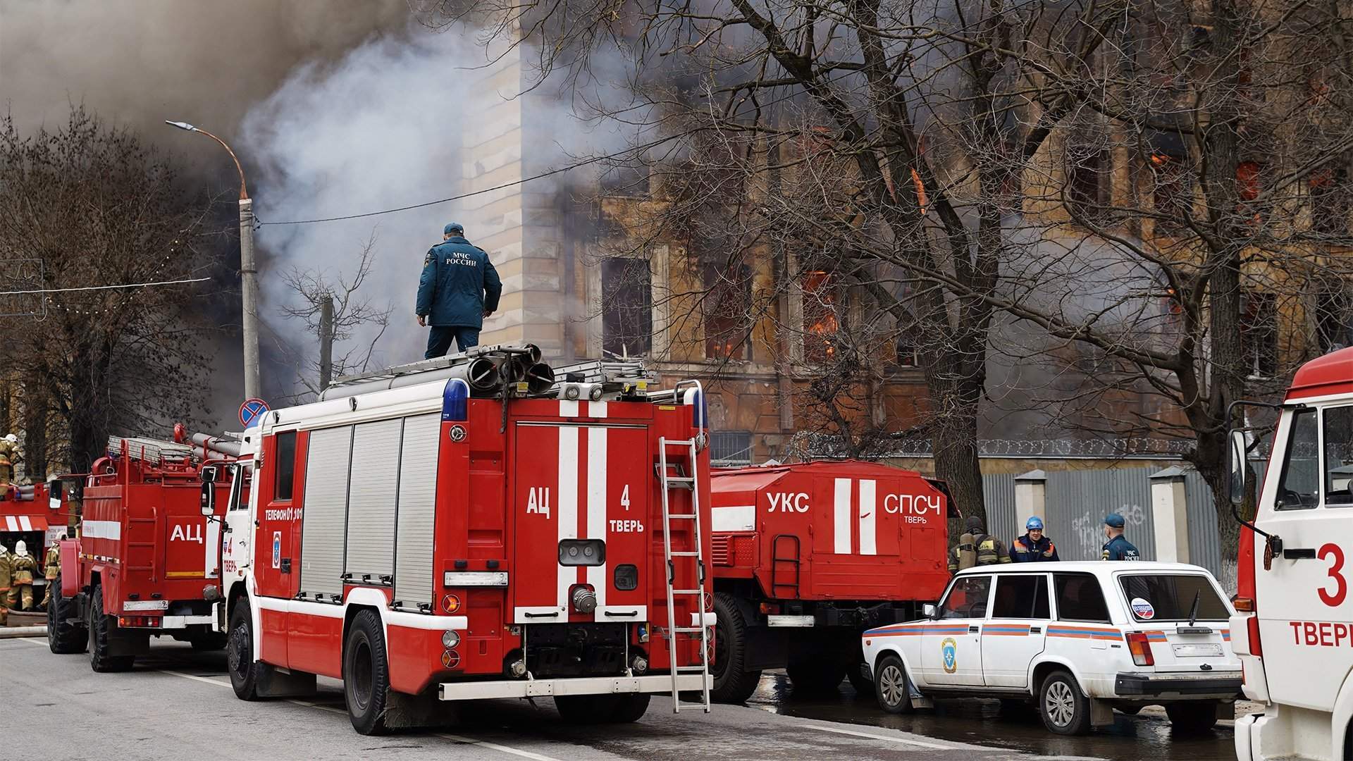 Около 10. ЦНИИ Тверь пожар. Пожар в НИИ Тверь. Пожарная служба. Пожар фото.