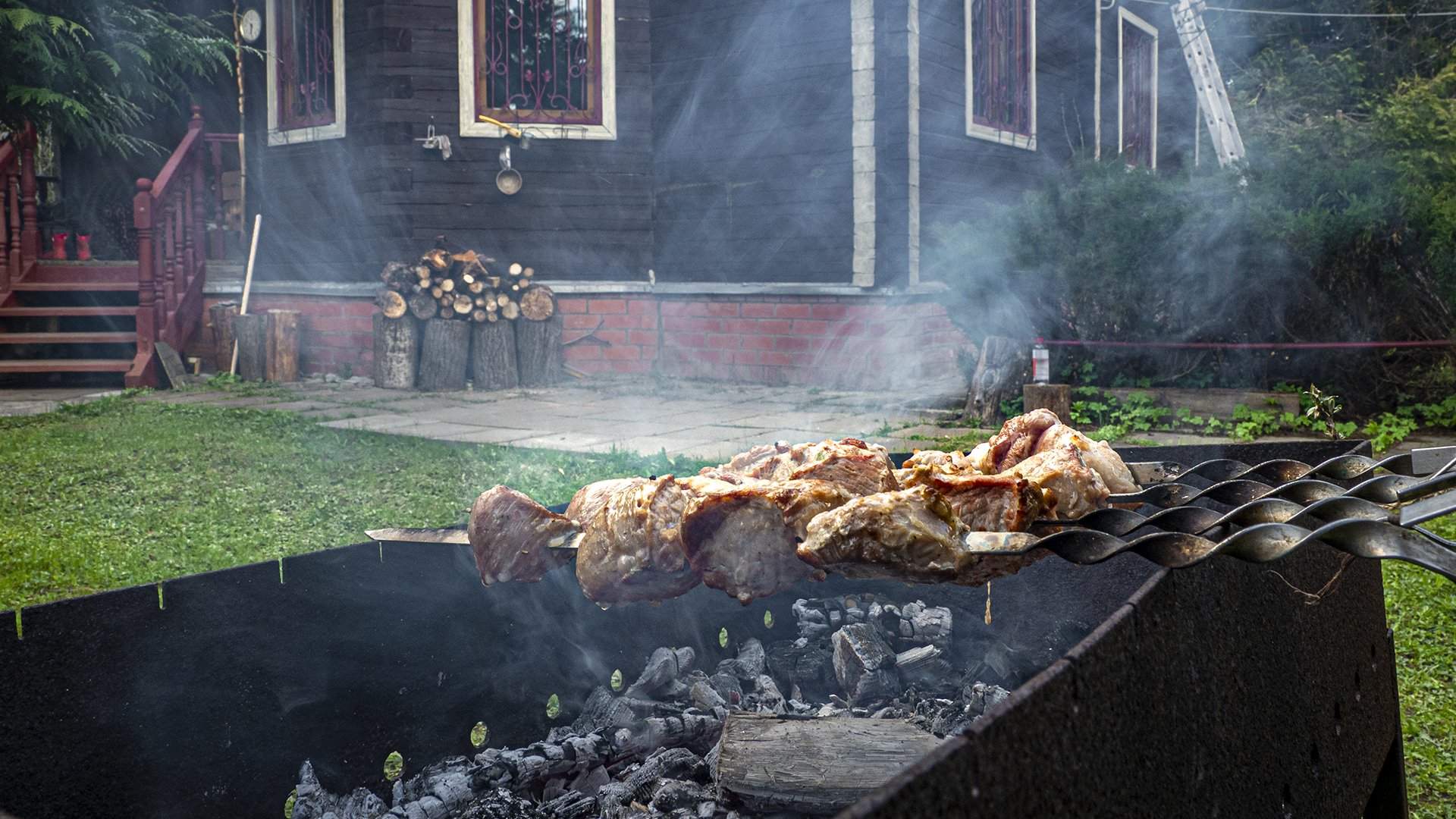 Жарить шашлык штраф. Шашлыки в загородном доме. Шашлыки на даче. Шашлык на даче на праздник. Майские шашлыки.