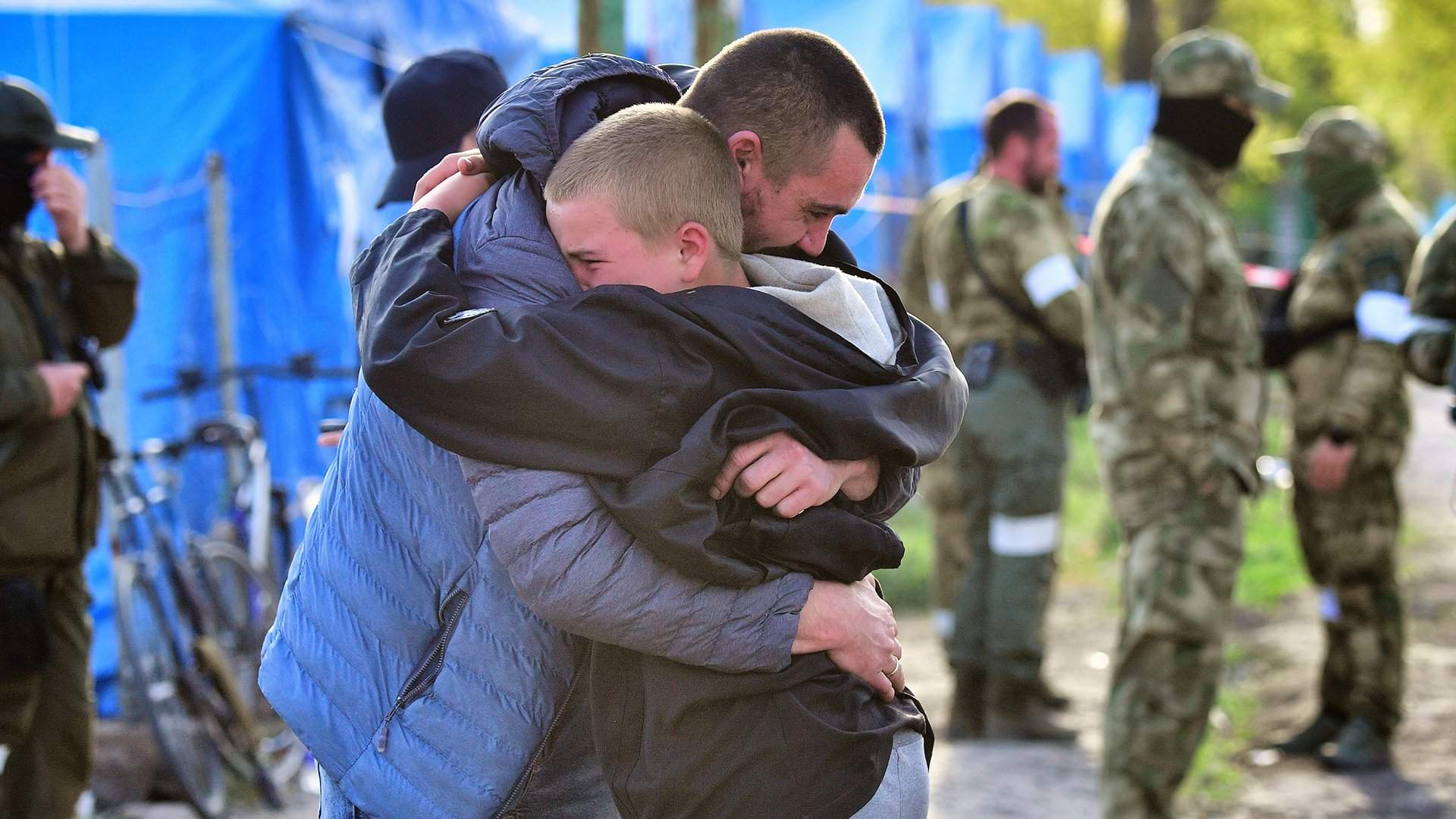 Люди из «Азовстали»: что рассказали эвакуированные с территории завода в  Мариуполе | Статьи | Известия