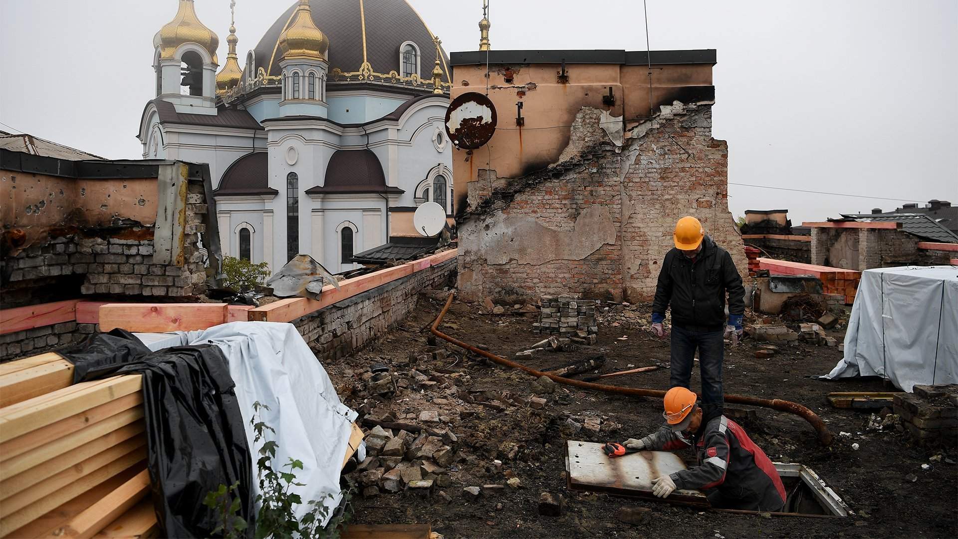 Новый восстановление. Разрушения мирных домов в Украине. Восстановление Донбасса. Восстановительные работы дома Донбассе. Социальные разрушения.