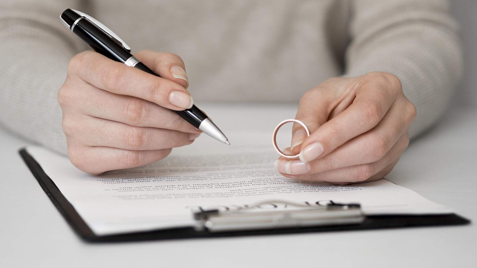 Развод по расчету: как семьи расторгают брак ради пособий | Статьи |  Известия