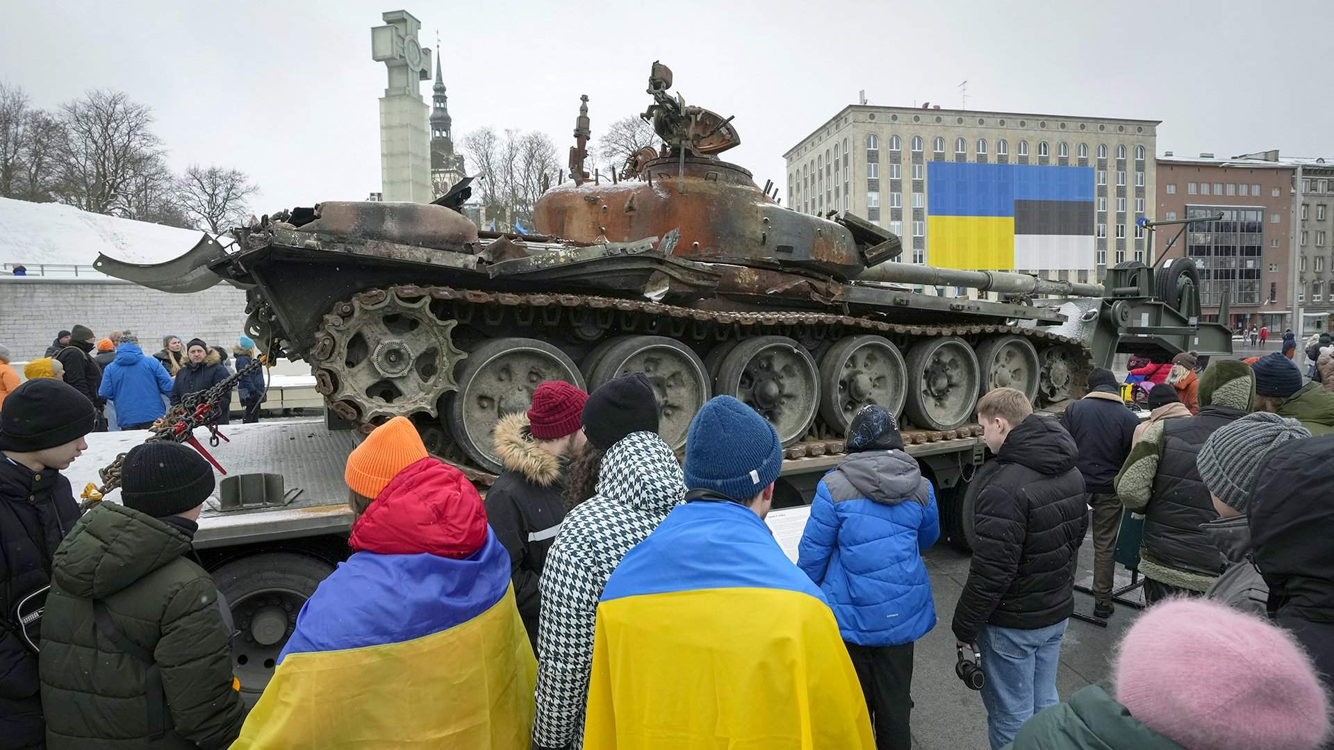 Гвоздикой по броне: как российский танк перессорил Эстонию | Статьи |  Известия