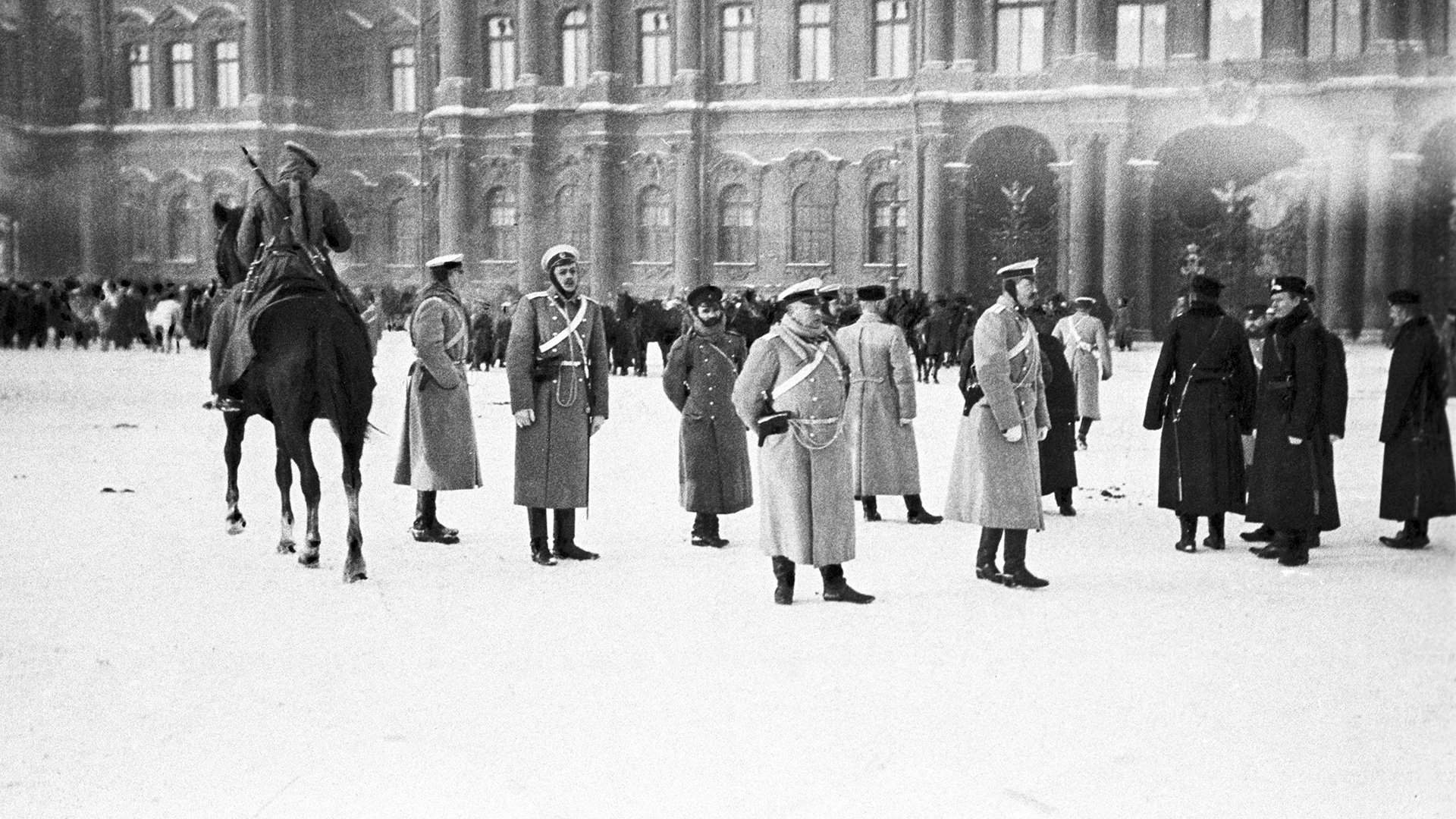 Разгон шествия петербургских рабочих к зимнему. Расстрел мирной демонстрации 1905 в Петербурге. Революция 1905 Дворцовая площадь. Кровавое воскресенье 9 января 1905 года.