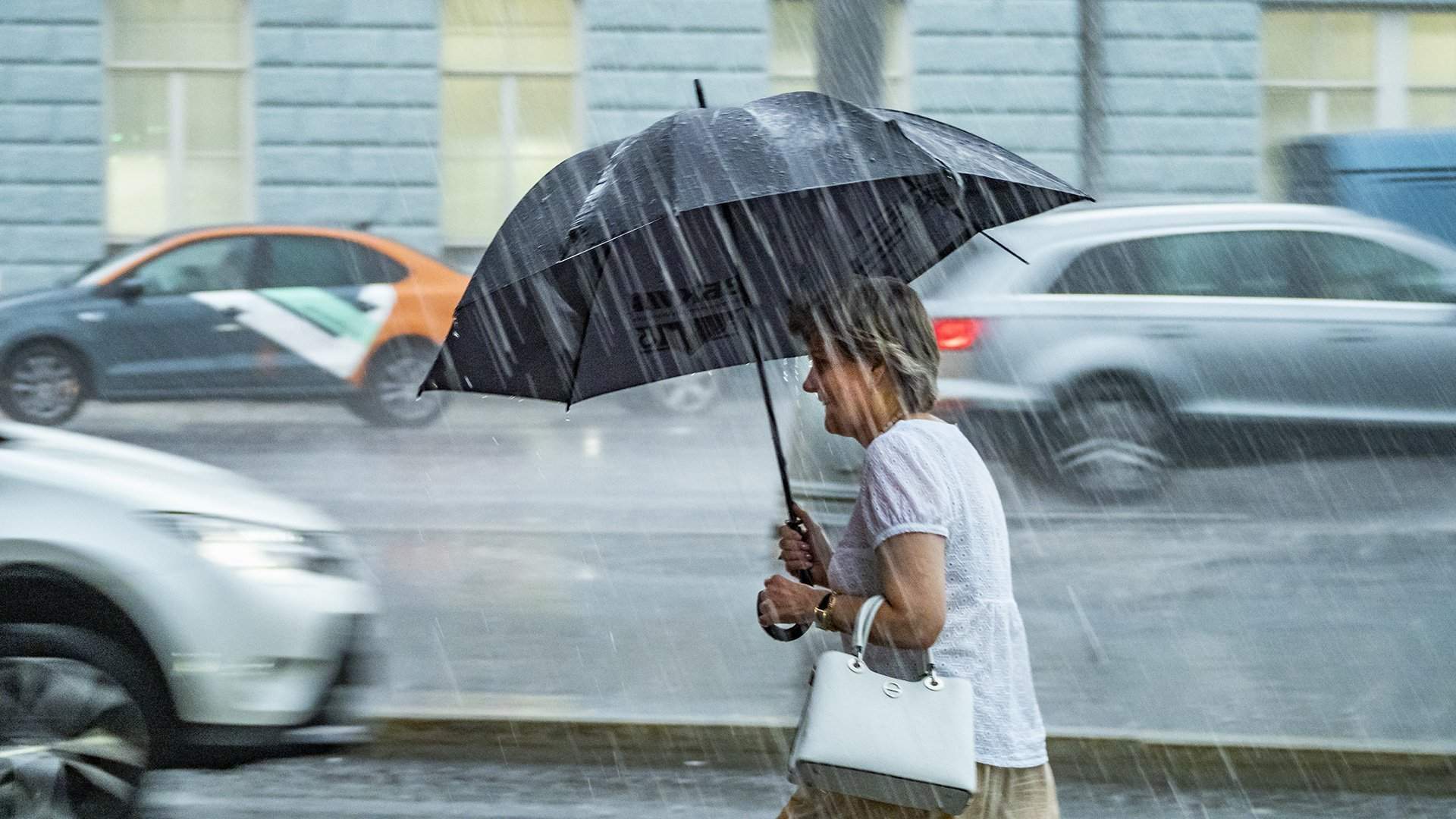 Сколько дождик. Сильный дождь. Ливень. Сильный дождь и град. Ливень в Москве.