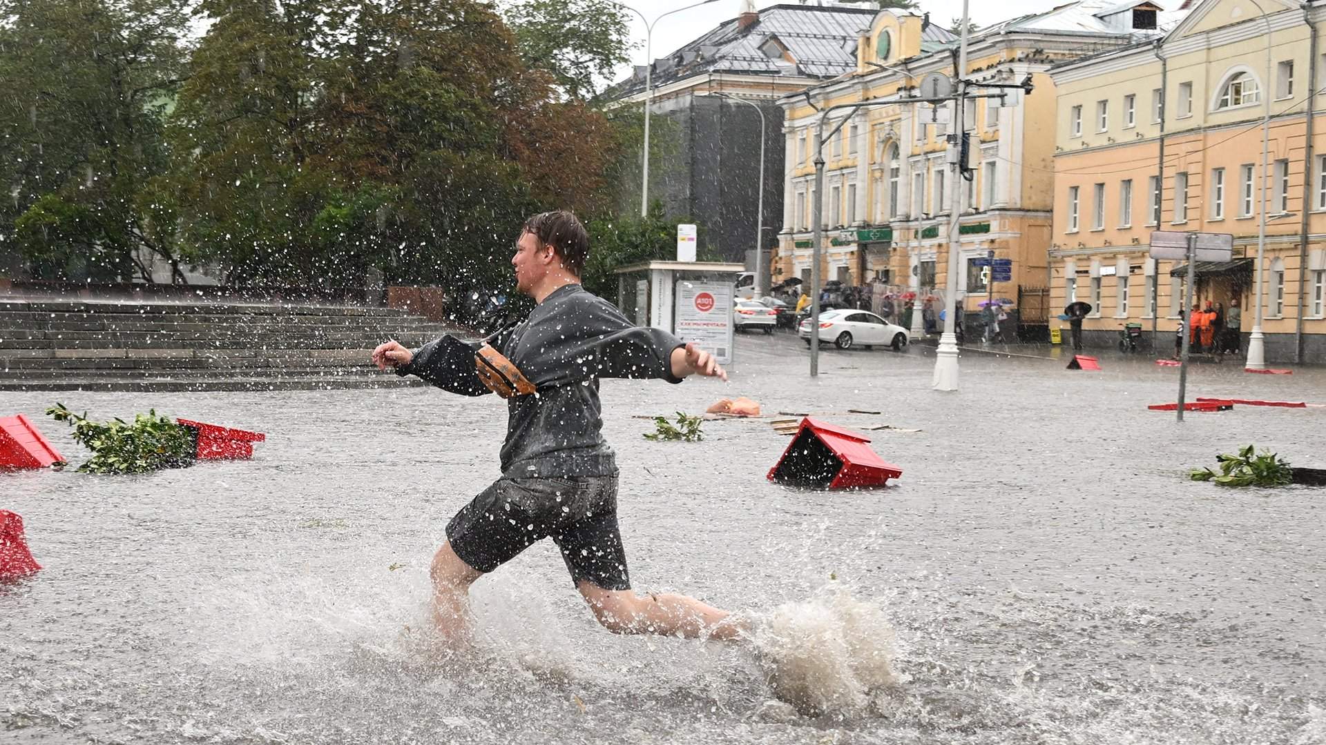 Воздух сегодня свежий. Ливень в Москве 18.07.2023. Ливень. Наводнение в Москве. Проливной дождь.