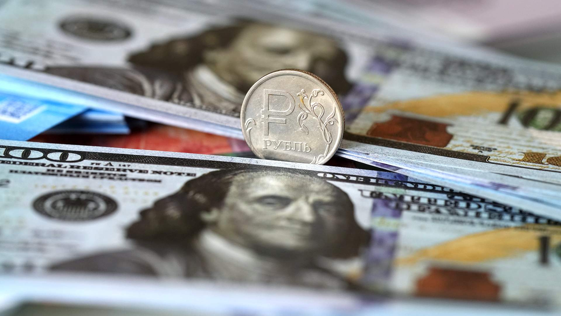 Сможет ли продажа валютной выручки помочь рублю