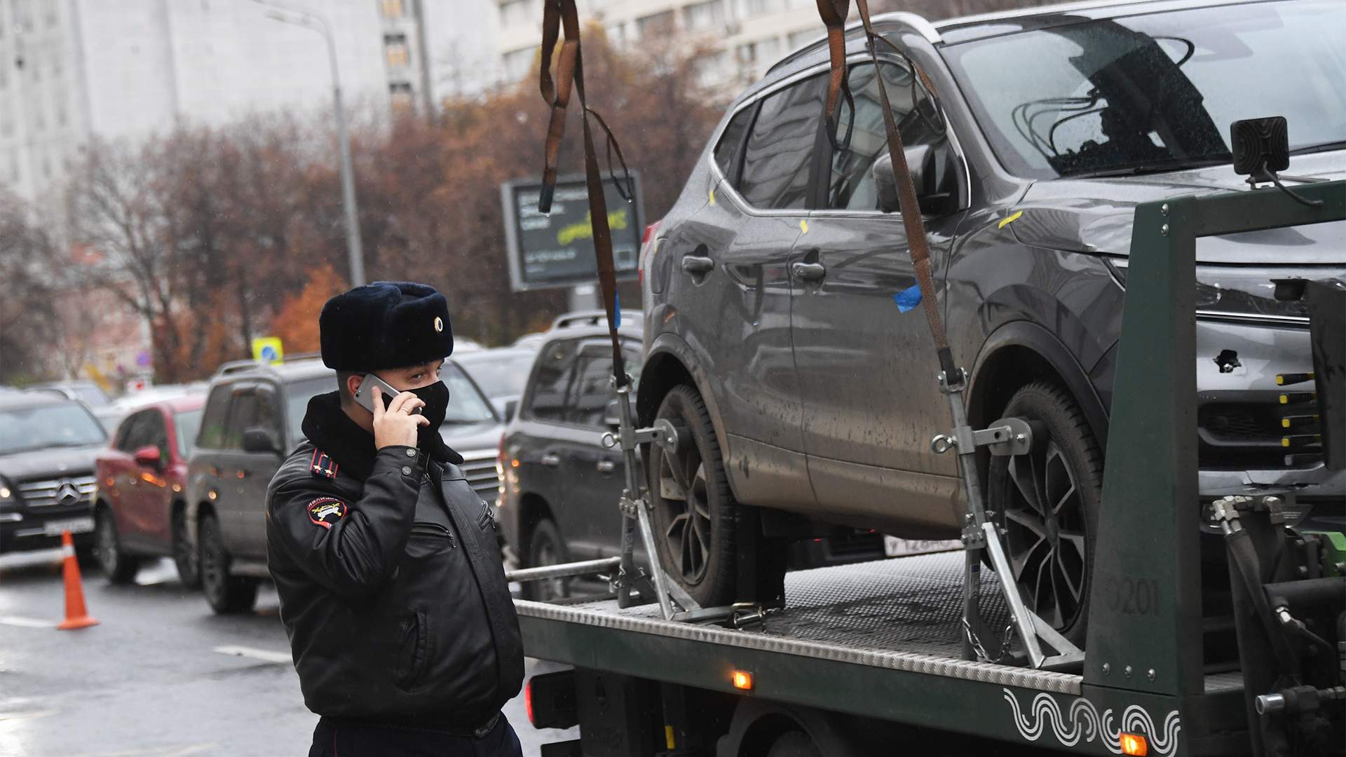 Конфискация автомобиля ук рф. Конфискация авто. Изымают машину коллекторы. Памятник возле машины Екатеринбург.