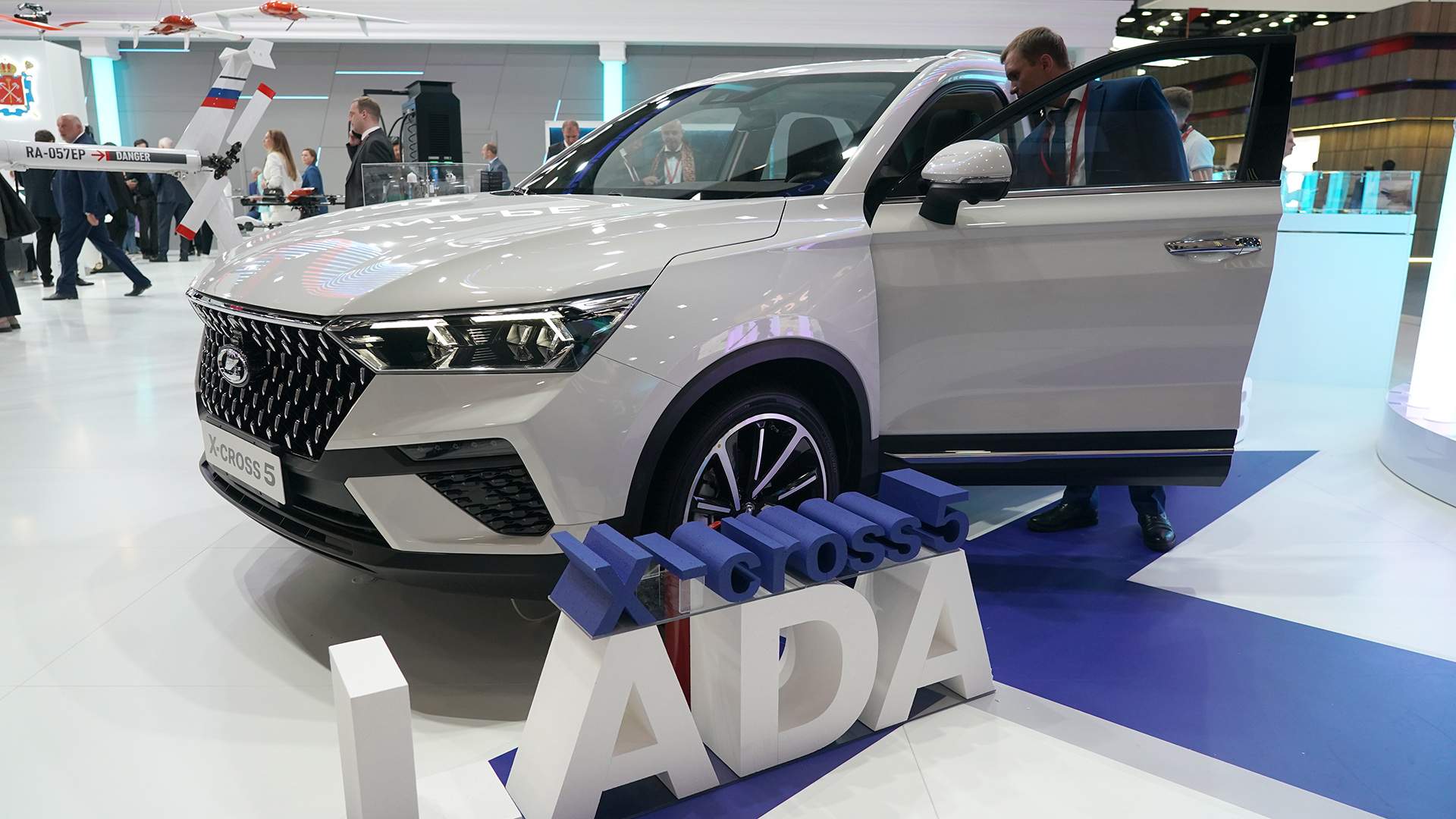 Какие автомобили производят в России: Lada X-Cross 5, Lada Largus,  «Москвич», Sollers, электромобили Evolute