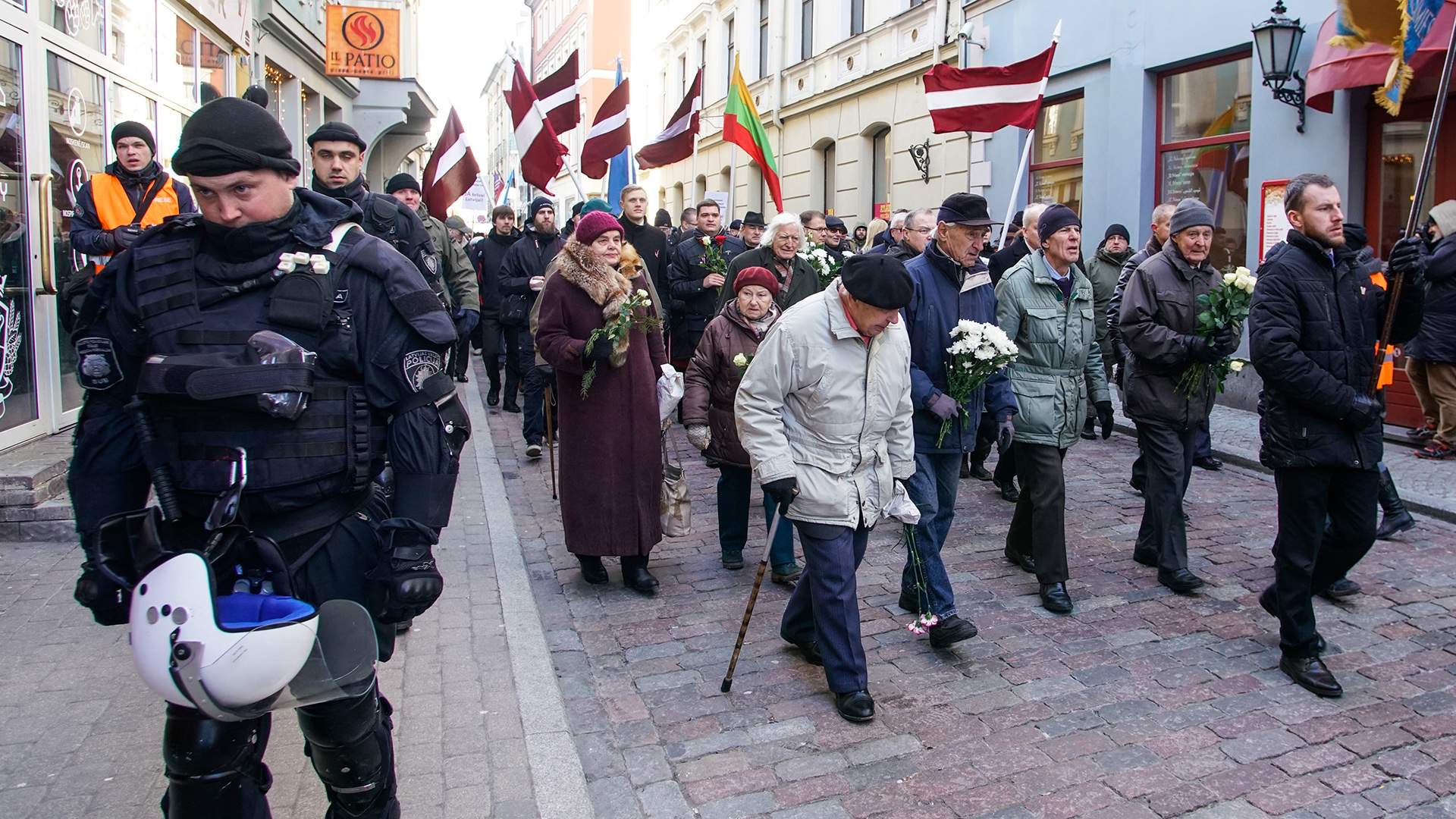 Марш СС в Риге: как в Латвии прославляют пособников Гитлера