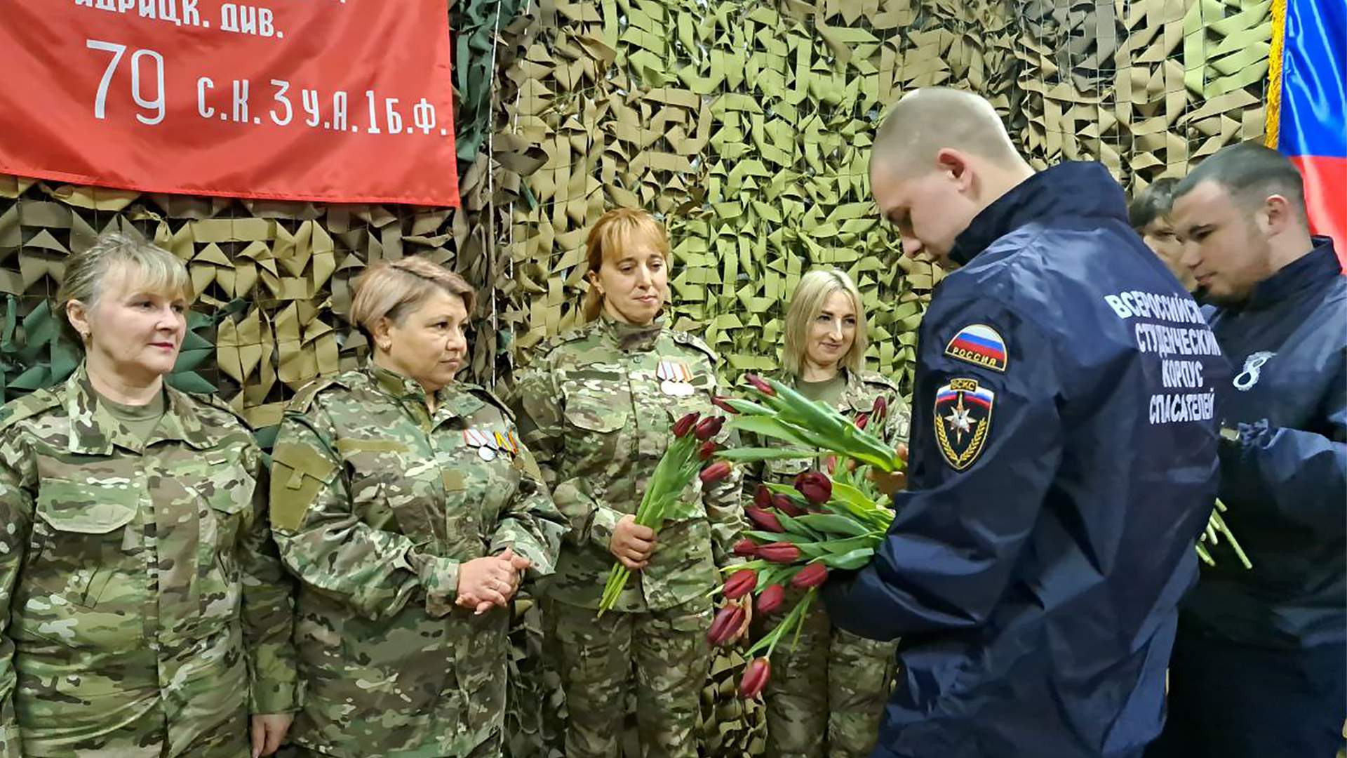 Когда-нибудь сможем встретиться с такими же цветами, но уже не в форме» |  Статьи | Известия